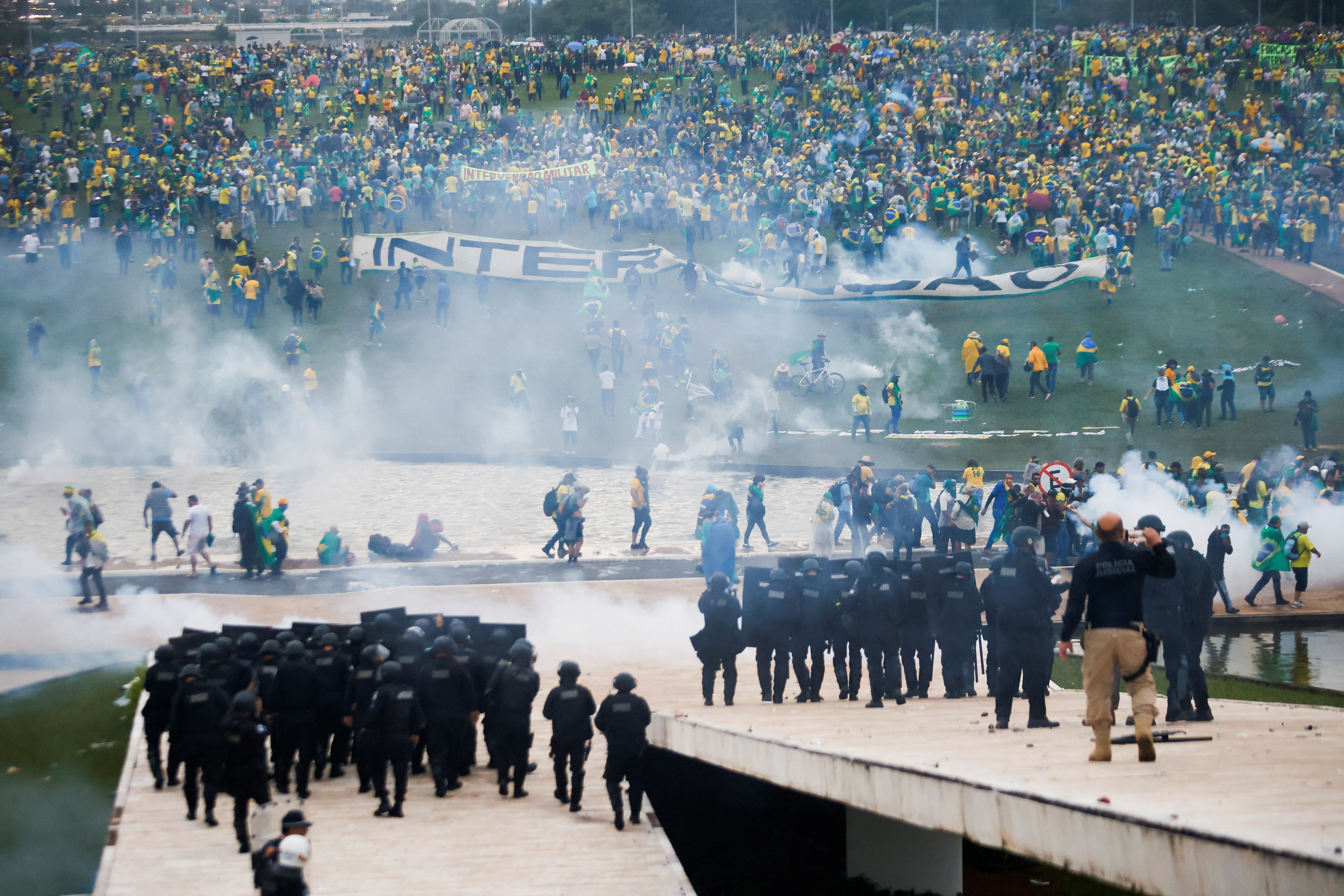 Una imagen de los incidentes que se produjeron ayer en Brasil, donde seguidores del ex presidente Jair Bolsonaro invadieron la sede del Gobierno (Foto: Reuters)