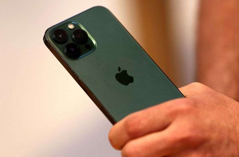 Yon kliyan kenbe nouvo Apple iPhone 13 pro vèt la yon ti tan apre li te vann andedan Apple Store (Foto: REUTERS/Mike Segar)