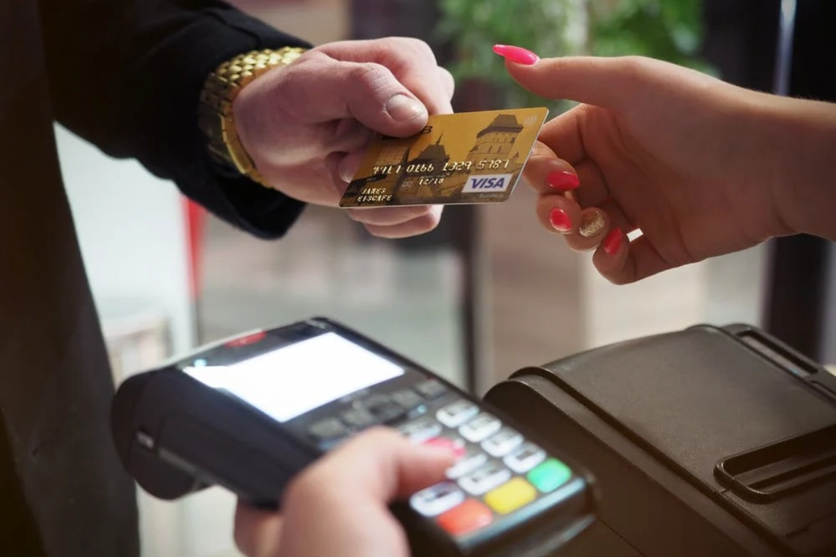 “Fiebre verde”: en junio se triplicaron los consumos en dólares con tarjetas de crédito 