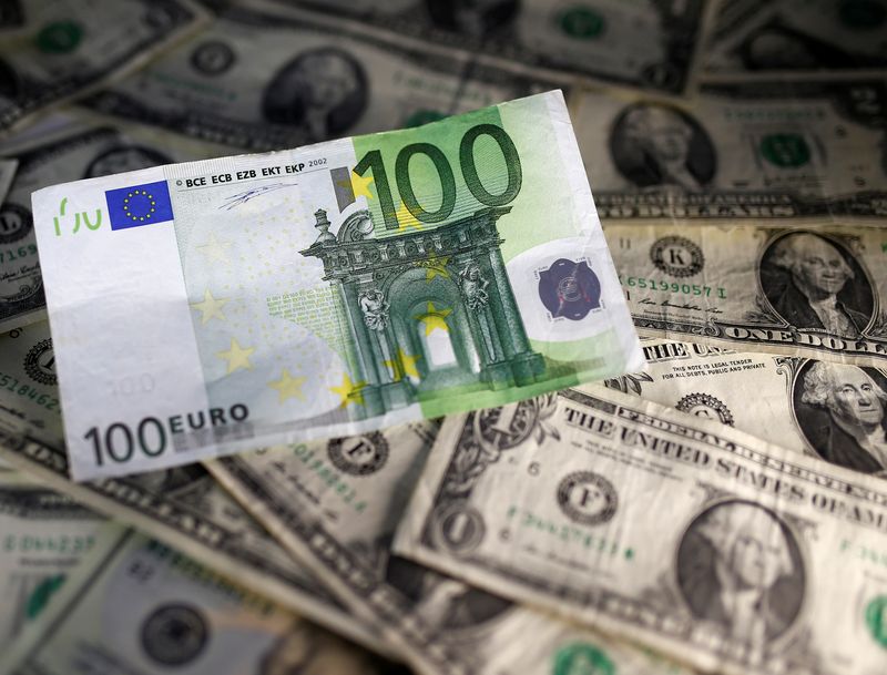 Ilustración fotográfica de billetes de dólar y euro. 7 noviembre 2016. REUTERS/Dado Ruvic