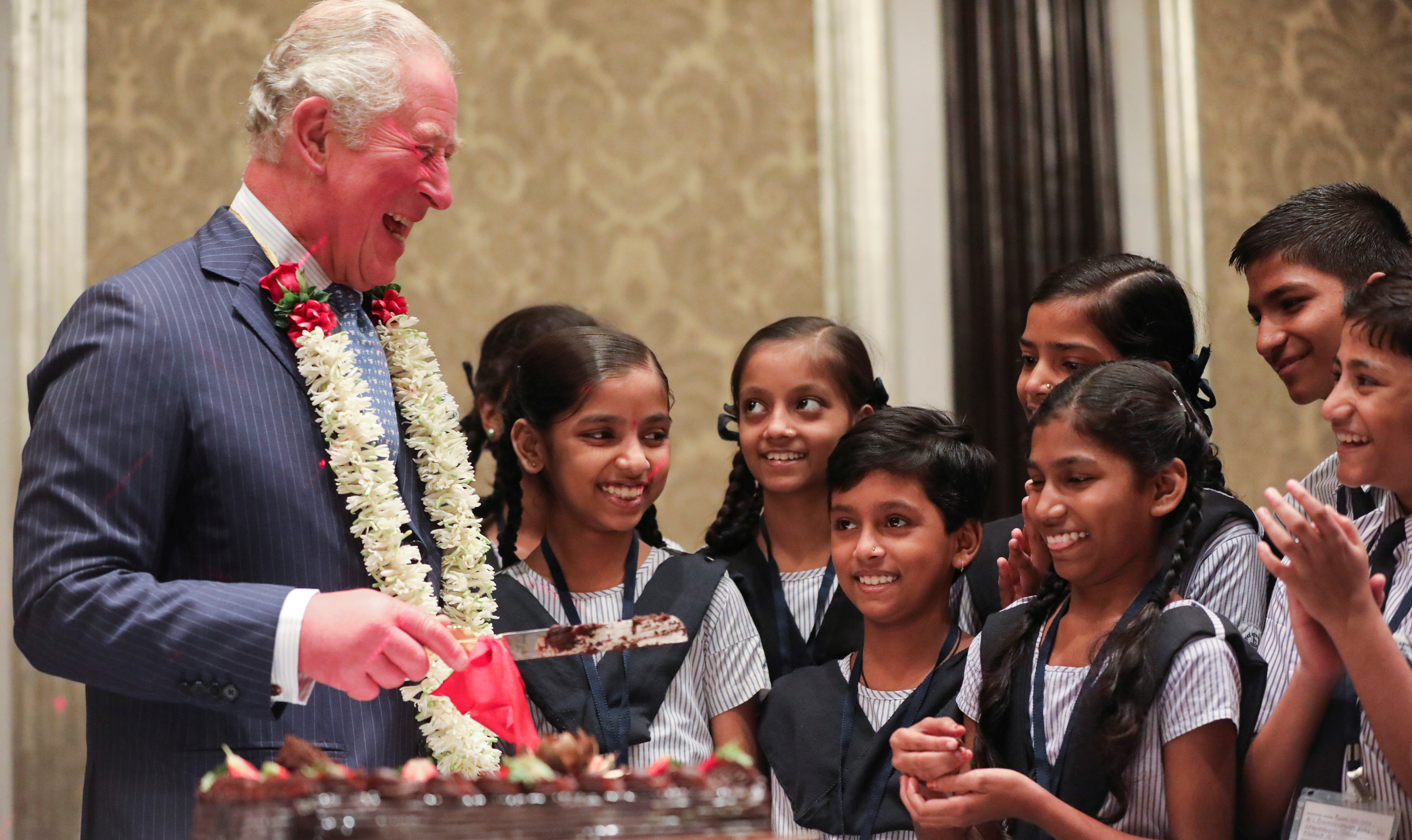 Su festejo en la India acompañado por un grupo de chicos  REUTERS/Francis Mascarenhas