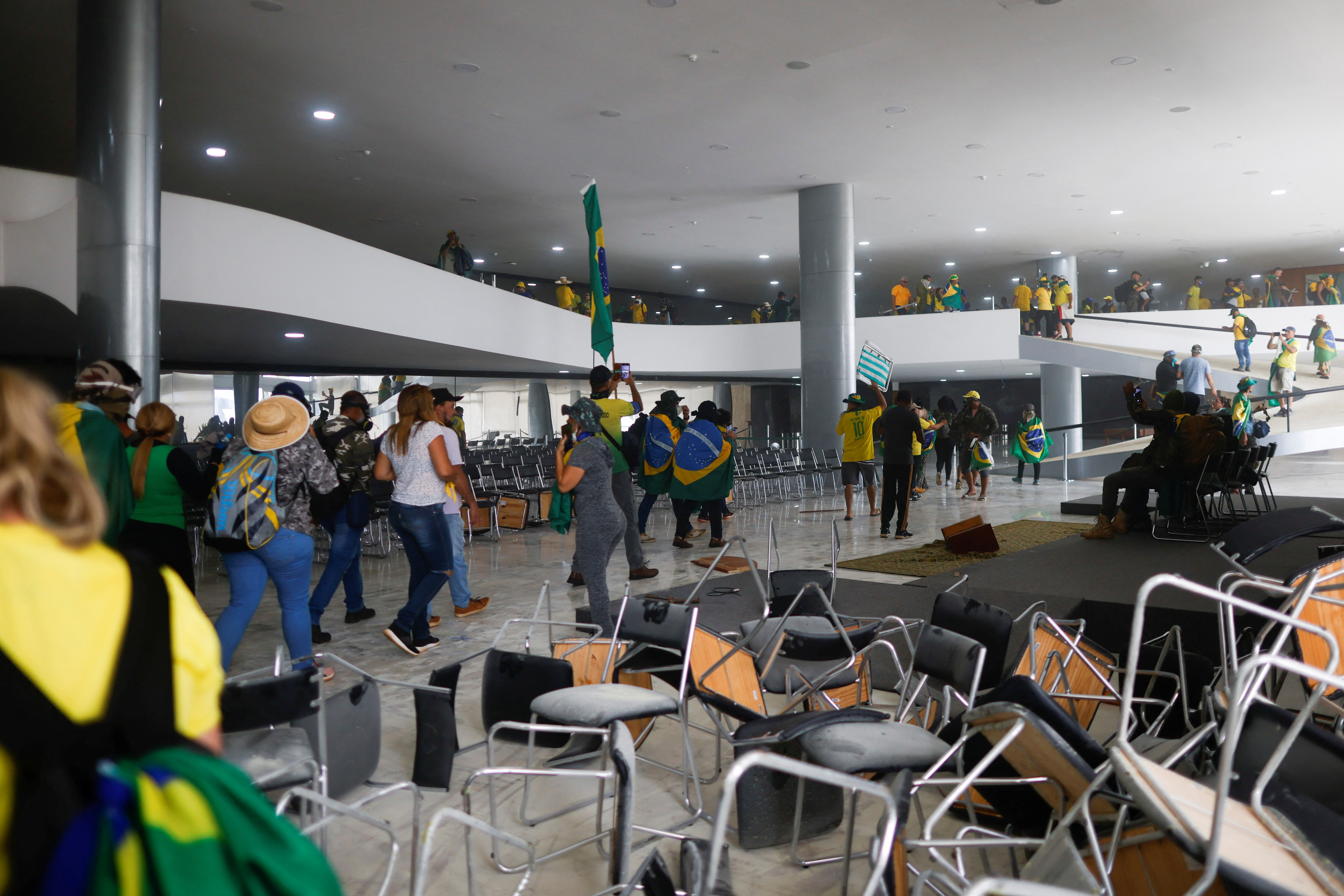 Partidarios del expresidente brasileño Jair Bolsonaro destrozan el interior del Palacio Planalto durante una manifestación contra el presidente Luiz Inácio Lula da Silva, en Brasilia, Brasil, el 8 de enero de 2023. REUTERS/Adriano Machado