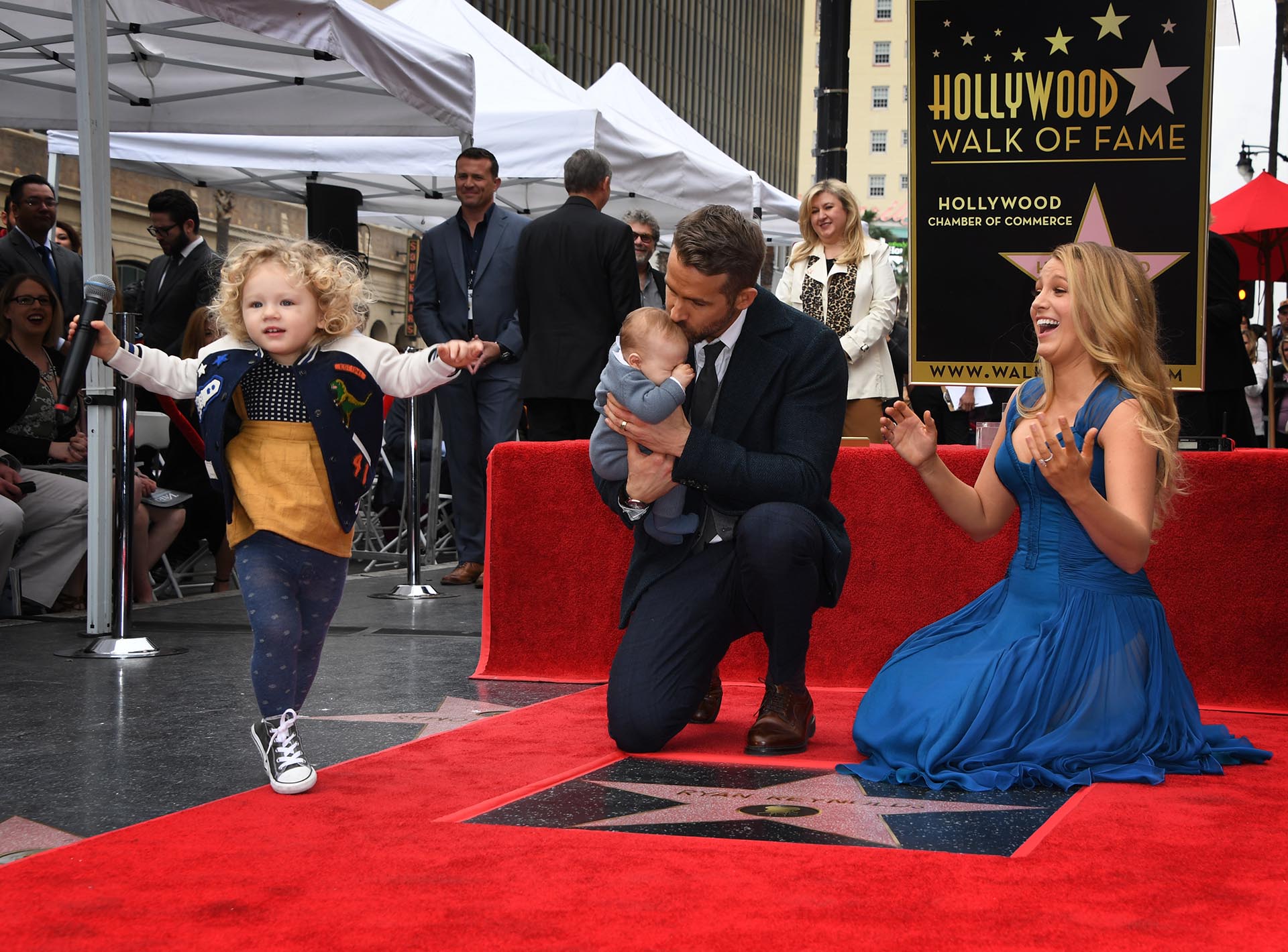 Ryan Reynolds con su esposa Blake Lively y sus hijos (AFP)