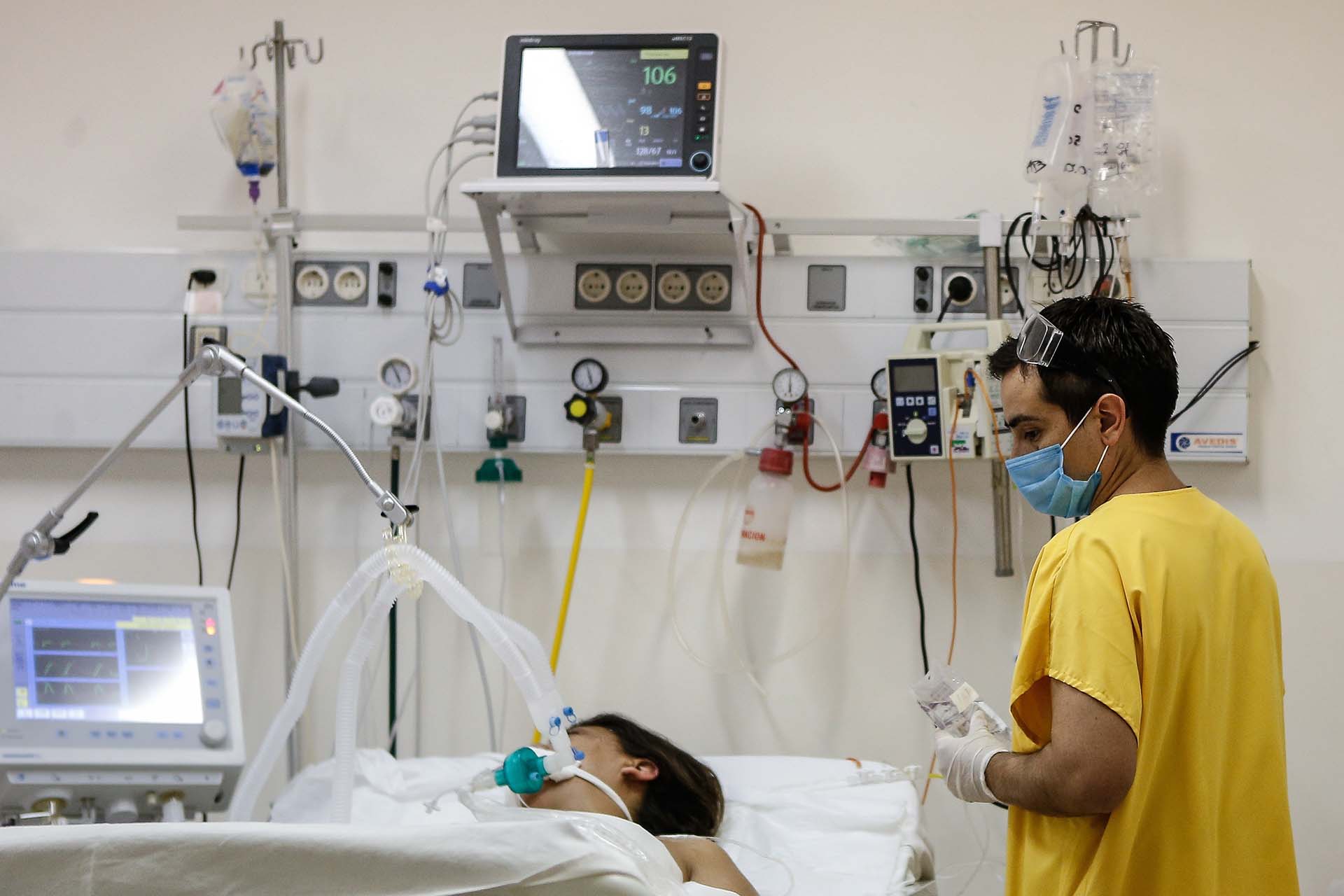 Un enfermero trabaja en la Unidad de Terapia Intensiva del Hospital de Agudos de Ezeiza, en la Provincia de Buenos Aires (EFE/Juan Ignacio Roncoroni)
