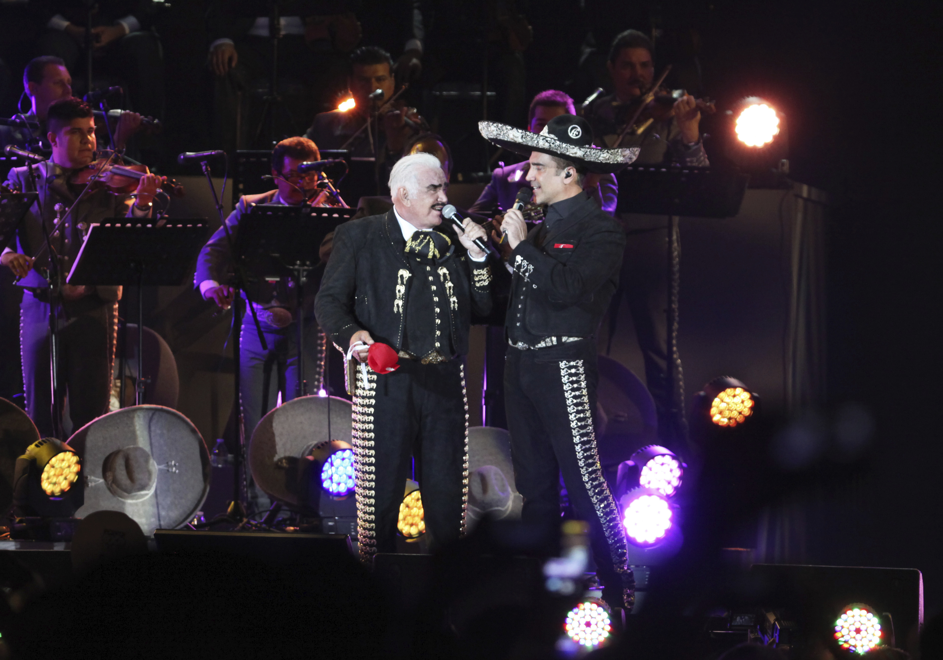 Vicente Fernández canta con su hijo Alejandro durante un concierto gratuito en el Estadio Azteca de la Ciudad de México el 16 de abril 2016. El astro de la música regional mexicana, Vicente Fernández, falleció el 12 de diciembre de 2021. (AP Photo/Marco Ugarte, archivo)