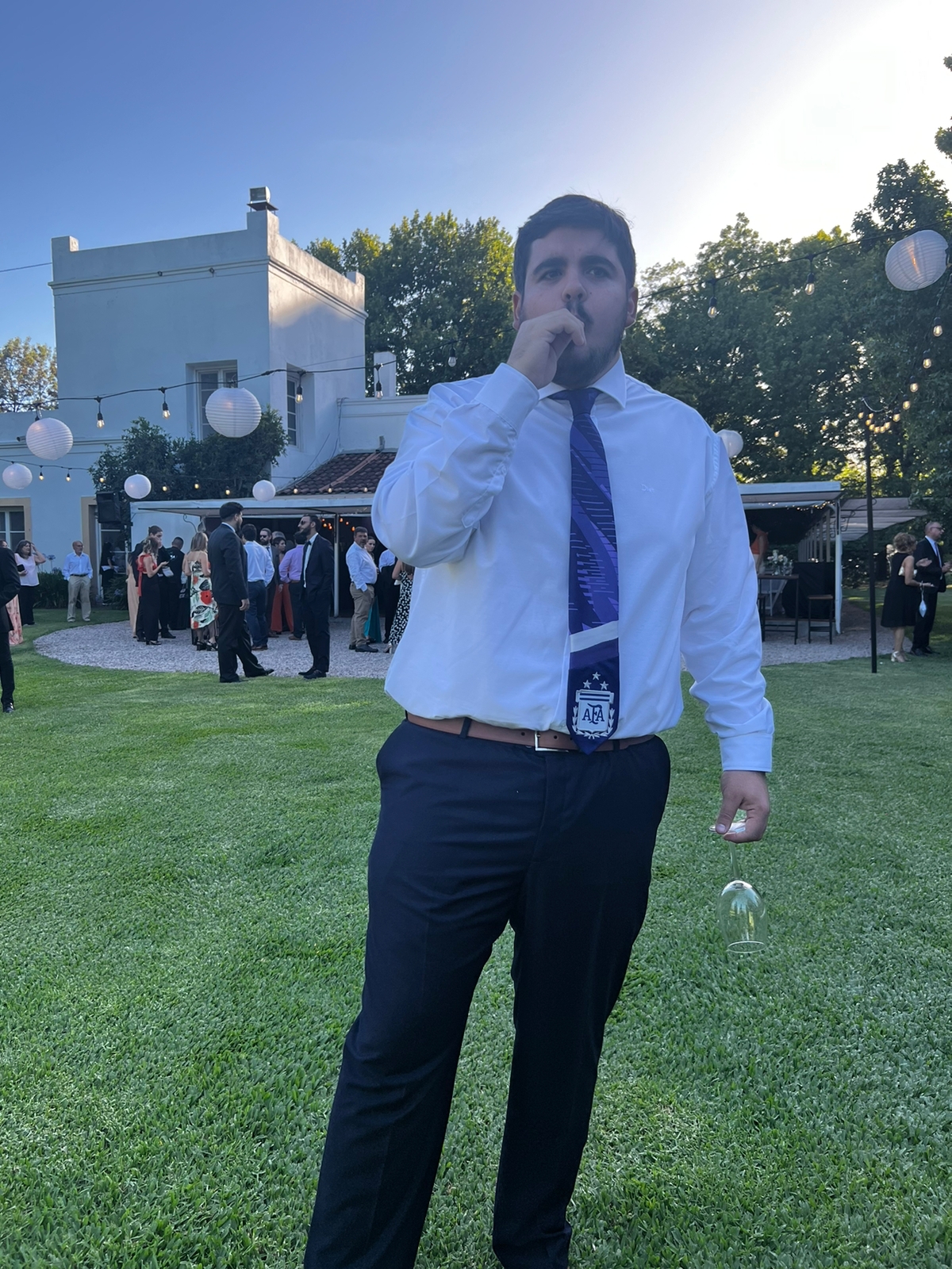 La corbata de Ezequiel causó furor en el casamiento de un amigo