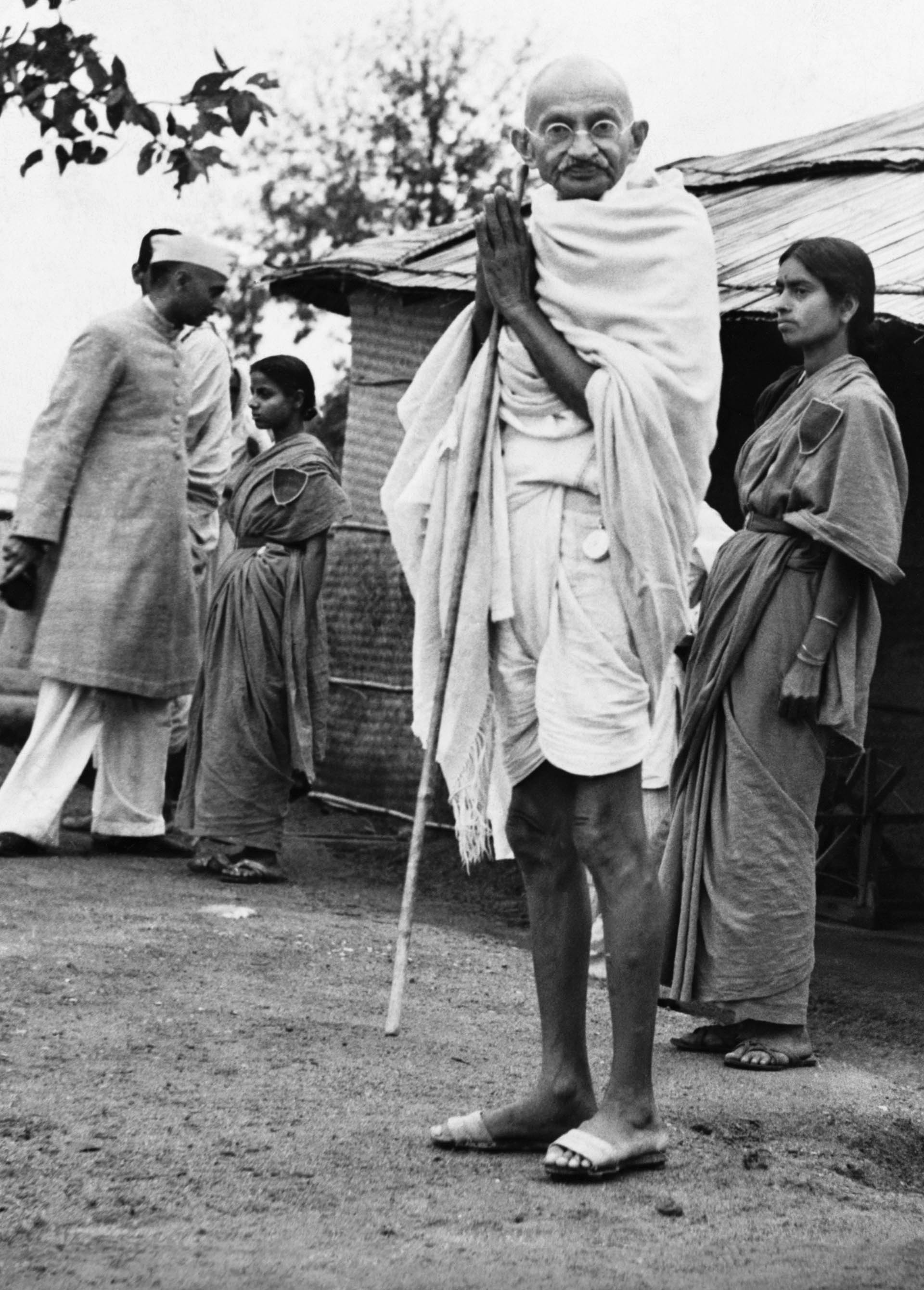 Mohandas "Mahatma" Gandhi da el gesto namaste, reconociendo los saludos de los seguidores. (Foto de © Hulton-Deutsch Collection/CORBIS/Corbis vía Getty Images)
