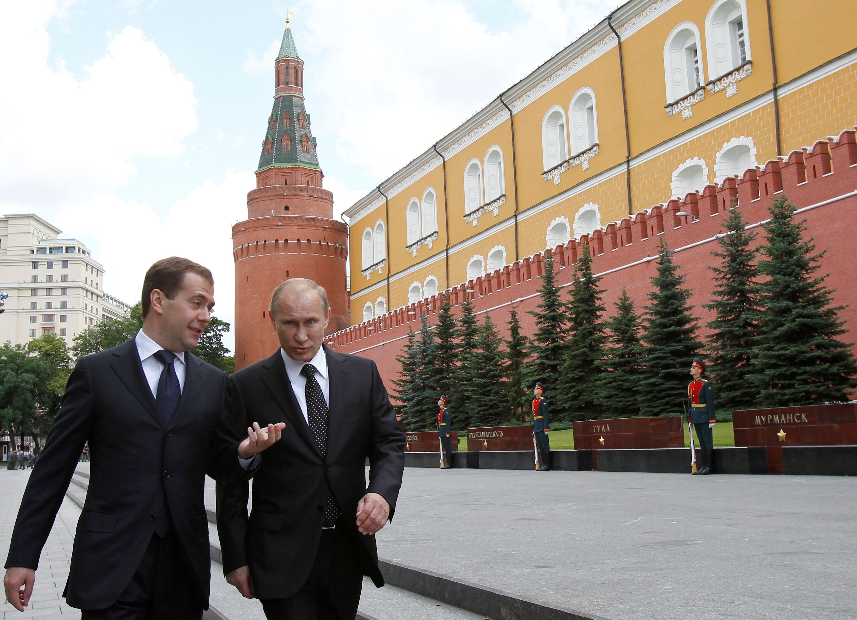 El expresidente ruso Dmitry Medvedev camina junto a Vladimir Putin  en una foto de 2011. REUTERS/Denis Sinyakov/File Photo