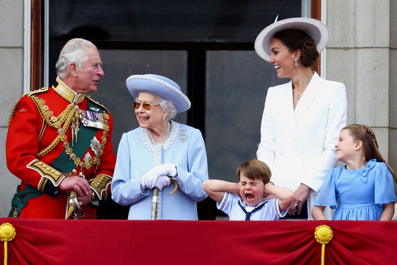 Regina Elisabeta a Marii Britanii, Prințul Charles și Catherine, Ducesa de Cambridge, împreună cu Prințesa Charlotte și Prințul Louis apar pe balconul Palatului Buckingham, ca parte a paradei Trooping the Color, în timpul sărbătoririi Jubileului de Platină din Londra, Marea Britanie.  2 iunie 2022. REUTERS/Hannah McKay