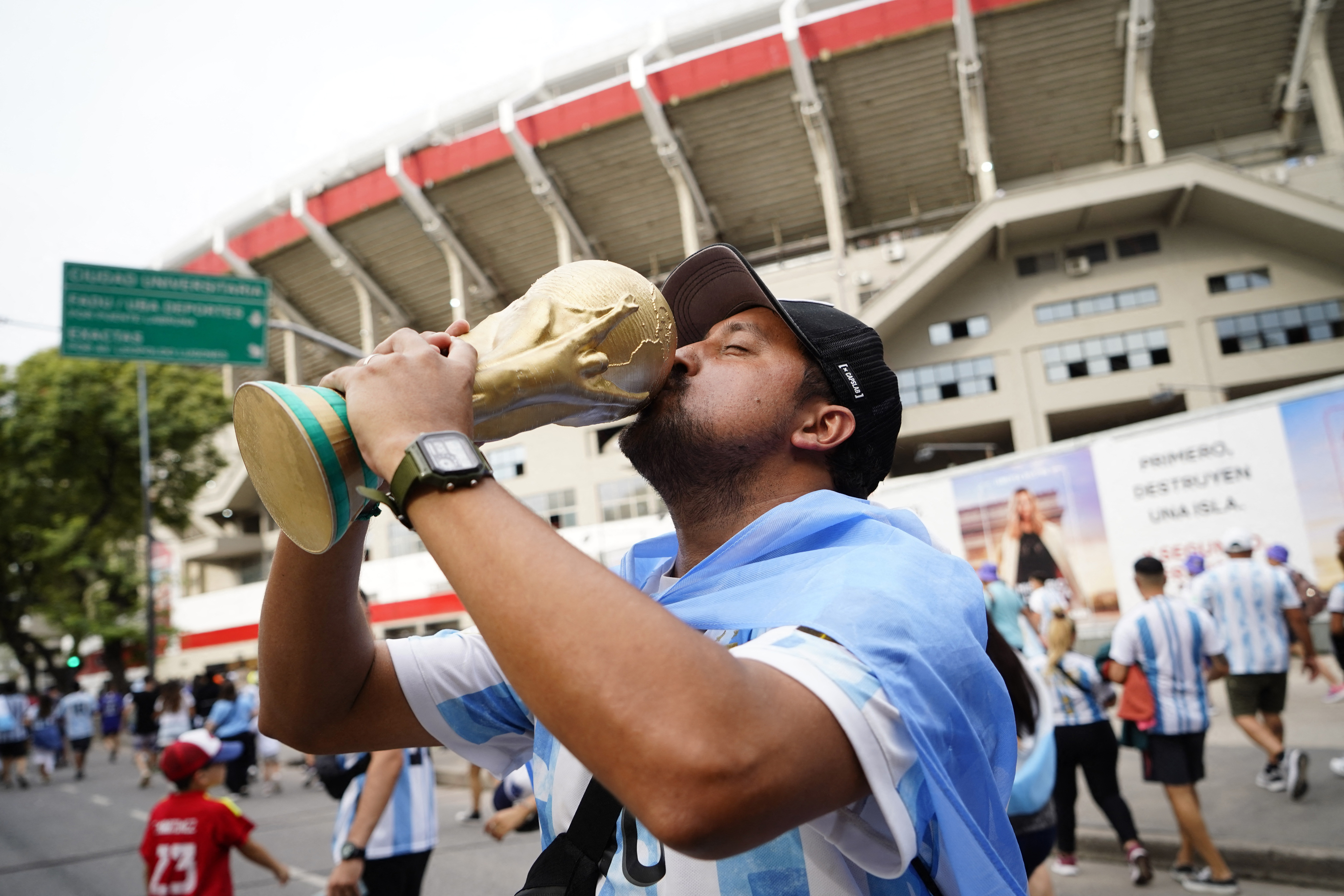El objeto más preciado de todos: la Copa del Mundo (REUTERS/Emmanuel Fernandez)