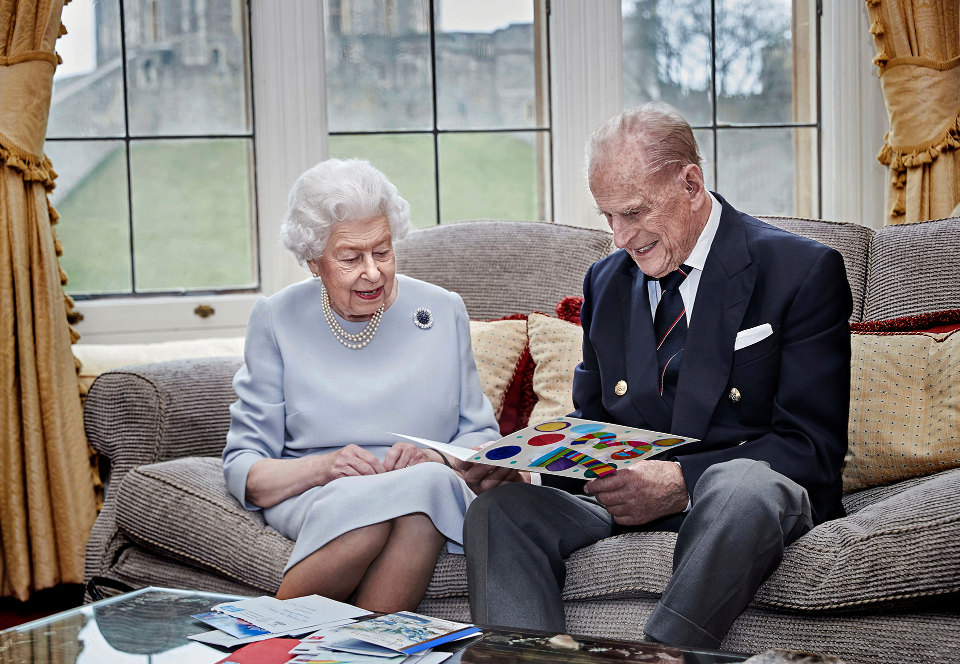La última fotografía oficial del duque de Edimburgo junto con su esposa, Isabel II. Fue tomada con motivo de su 73.º aniversario de boda, en noviembre de 2020