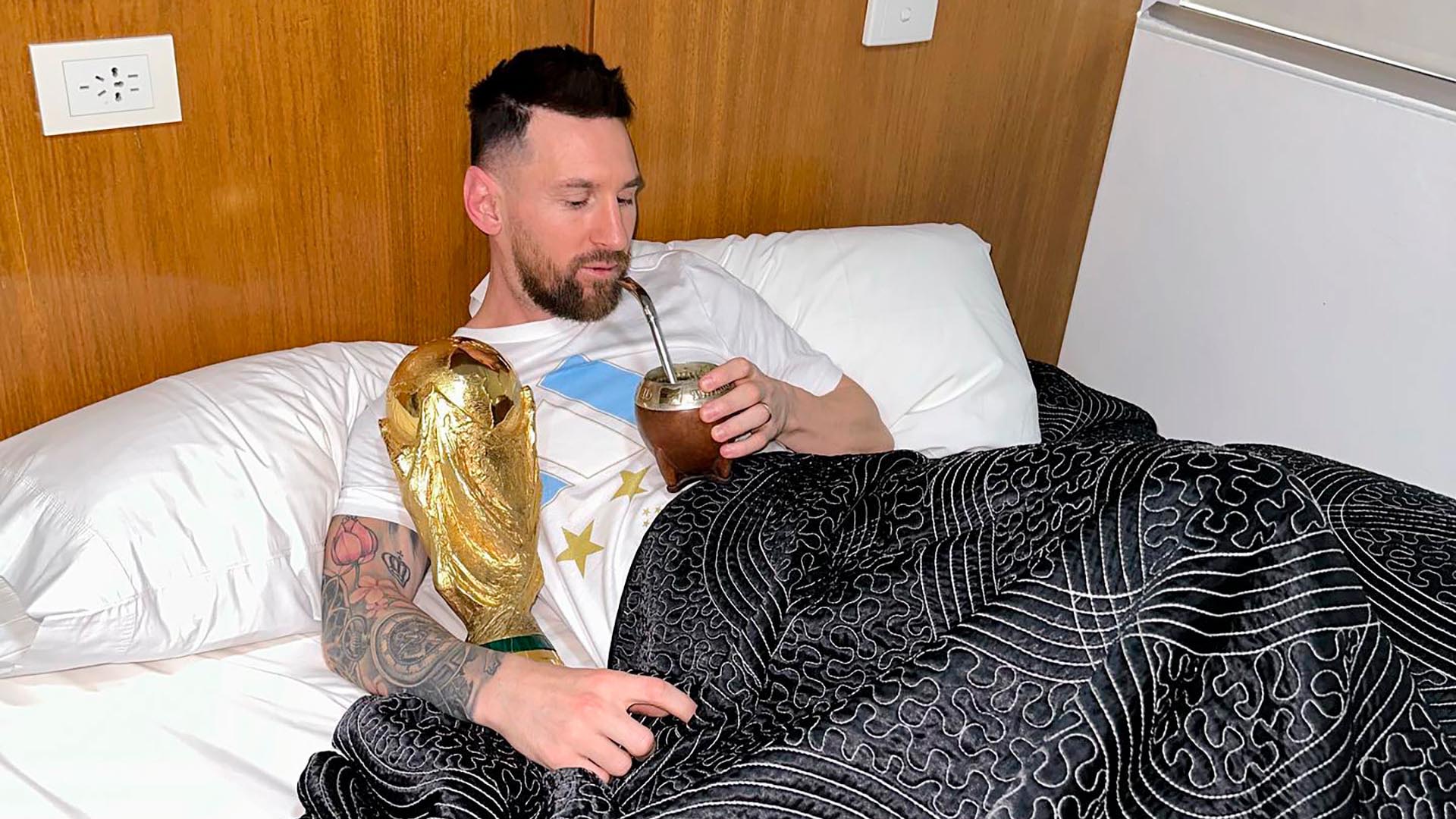 Messi disfruta un mate junto a la Copa del Mundo (@leomessi)