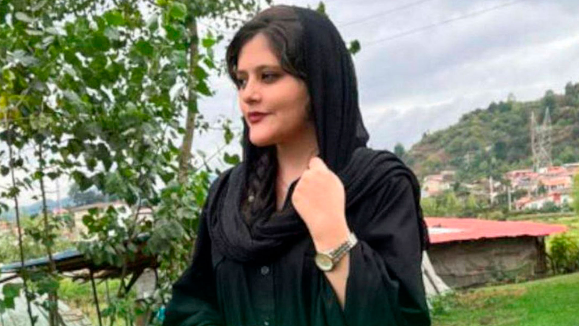 Una mujer iraní quedó en coma luego de ser detenida por el código de vestimenta