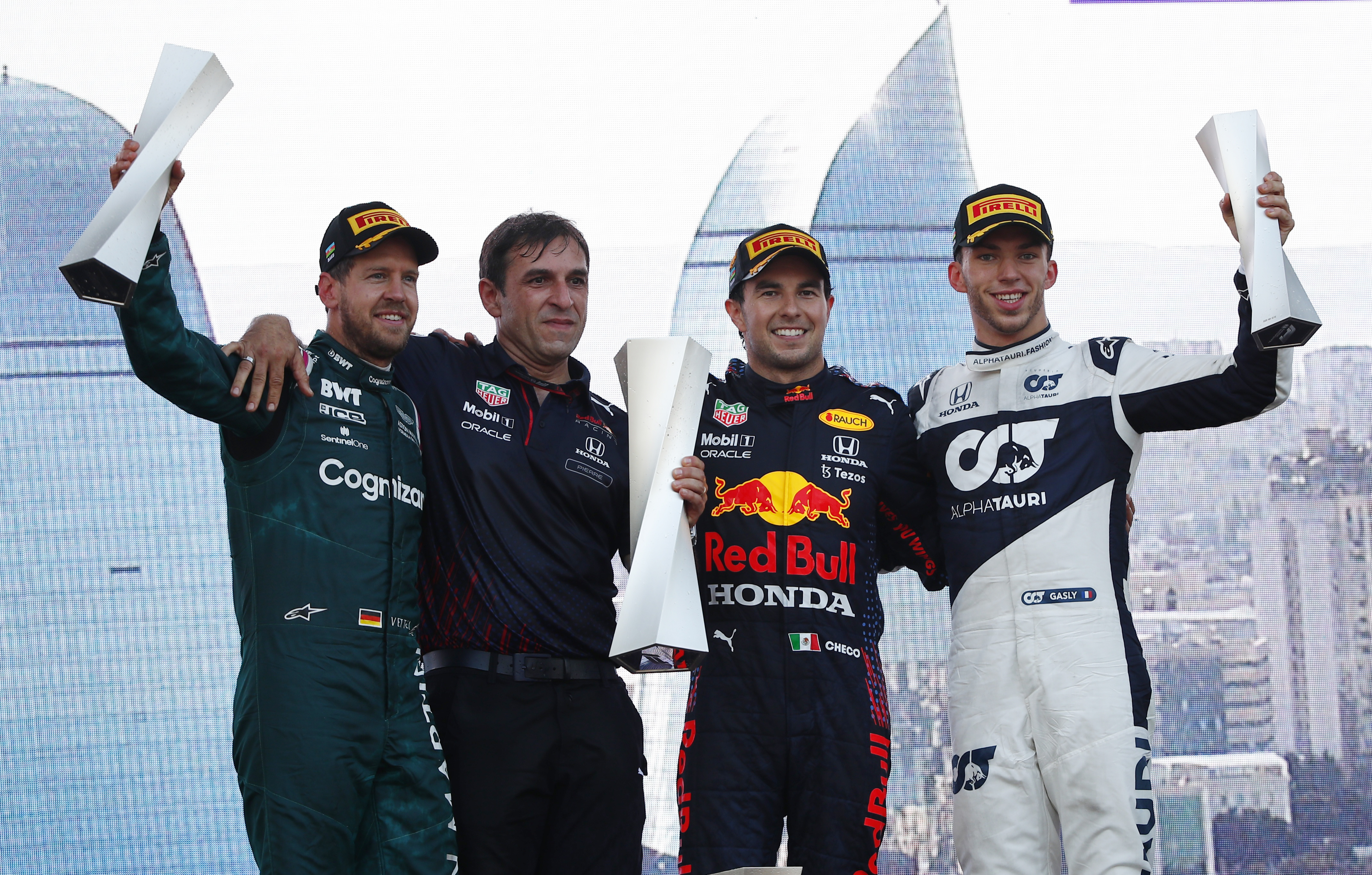 Sergio Pérez compartió podio con Pierre Gasly en el GP de Azerbaiyán 2021, cuando ganó su primera carrera como piloto de Red Bull (Foto: REUTERS/Maxim Shemetov)