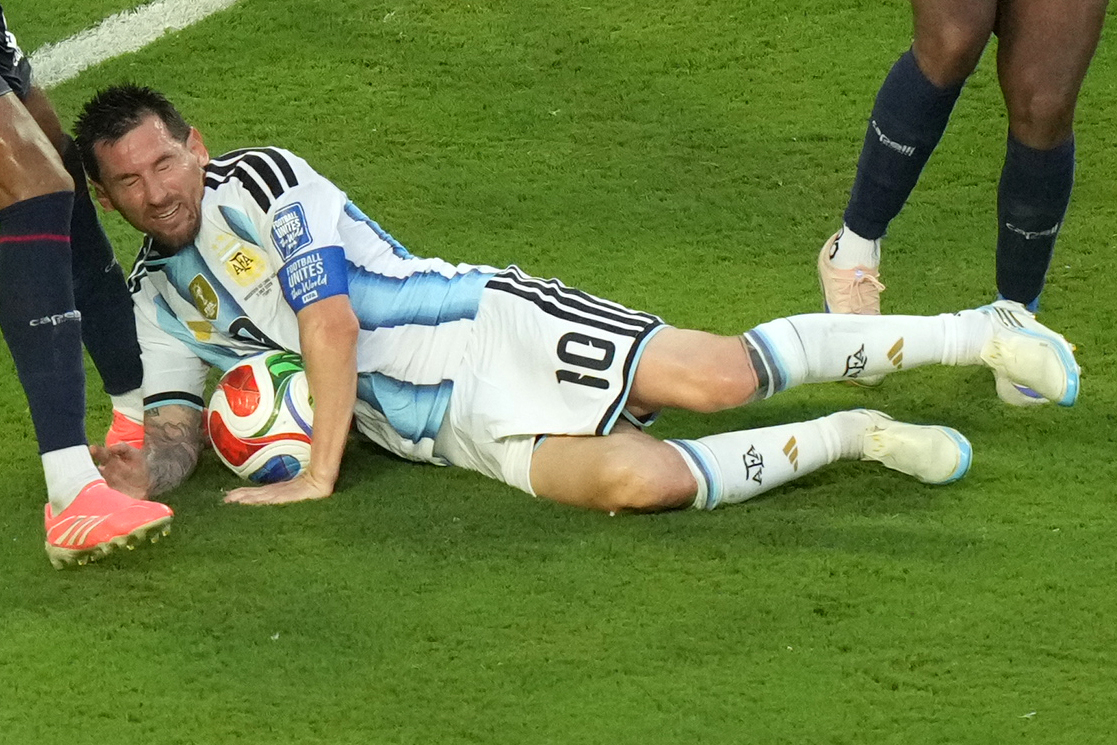 La impactante inflamaci&oacute;n que le qued&oacute; a Lionel Messi en la frente tras una ca&iacute;da y choque contra un jugador de Cabo Verde