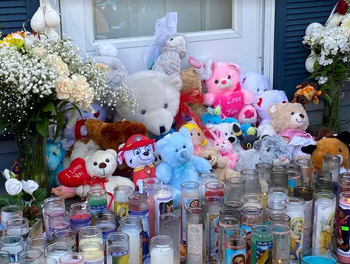 Los vecinos de la familia Pajón Loja dejaron peluches, velas, flores y globos en la casa donde sucedió la tragedia. (News Time).