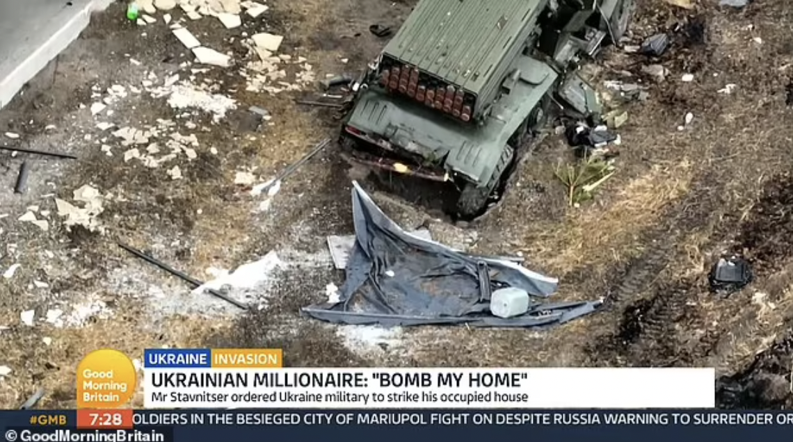 Según Andrey Stavnitser el ejército de Ucrania atacó la casa y destruyó 12 vehículos rusos.