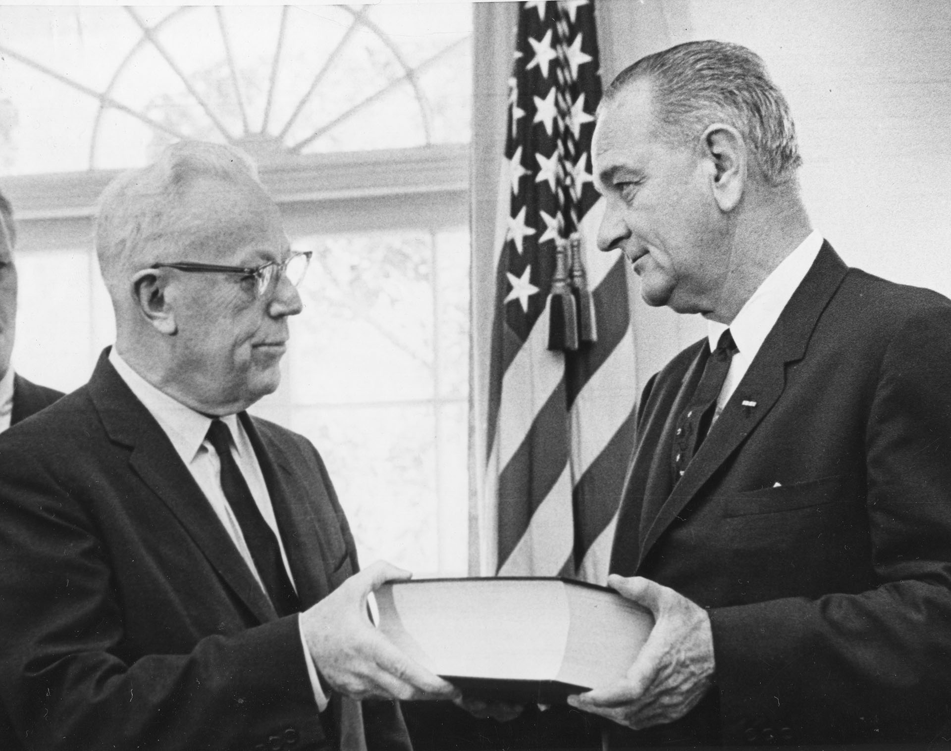 Earl Warren le entrega al presidente Lyndon Johnson el voluminoso informe de la Comisión Warren, integrada por siete miebros sobre el asesinato del presidente John F. Kennedy (Cecil Stoughton / PhotoQuest / Getty Images)