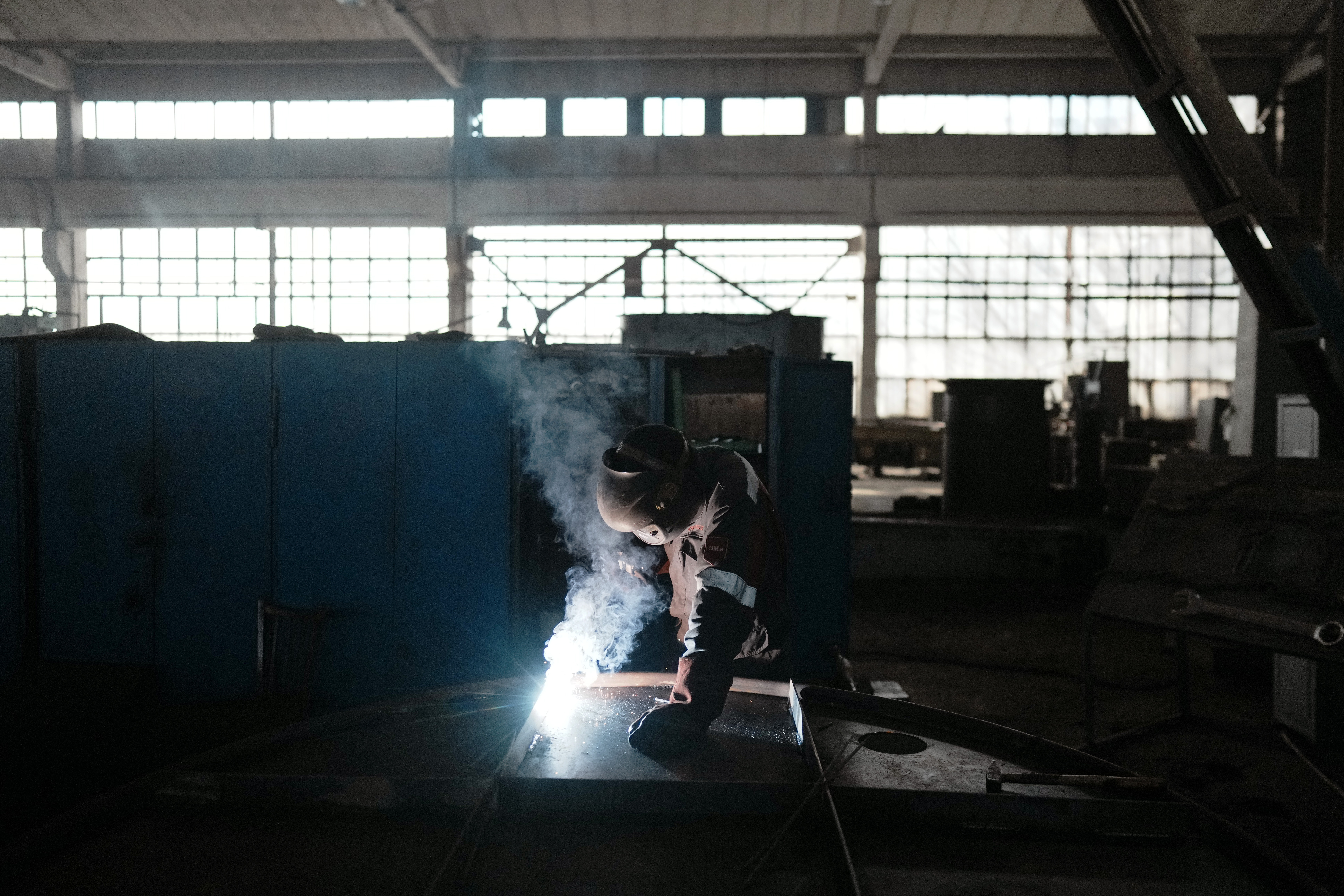 Un operario suelda parte de un búnker en una planta de Metinvest en Krivói Rog, Ucrania, el 2 de marzo de 2023. La factoría, que forma parte del consorcio de siderurgia y minería de Metinvest, envía refugios de metal al frente (AP Foto/Thibault Camus)