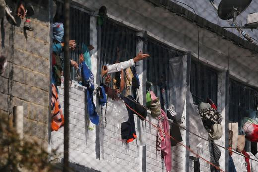 Foto de archivo. varios presos se agrupan en las ventanas de las celdas de la cárcel La Modelo tras un motín de presos, en esa prisión de Bogotá