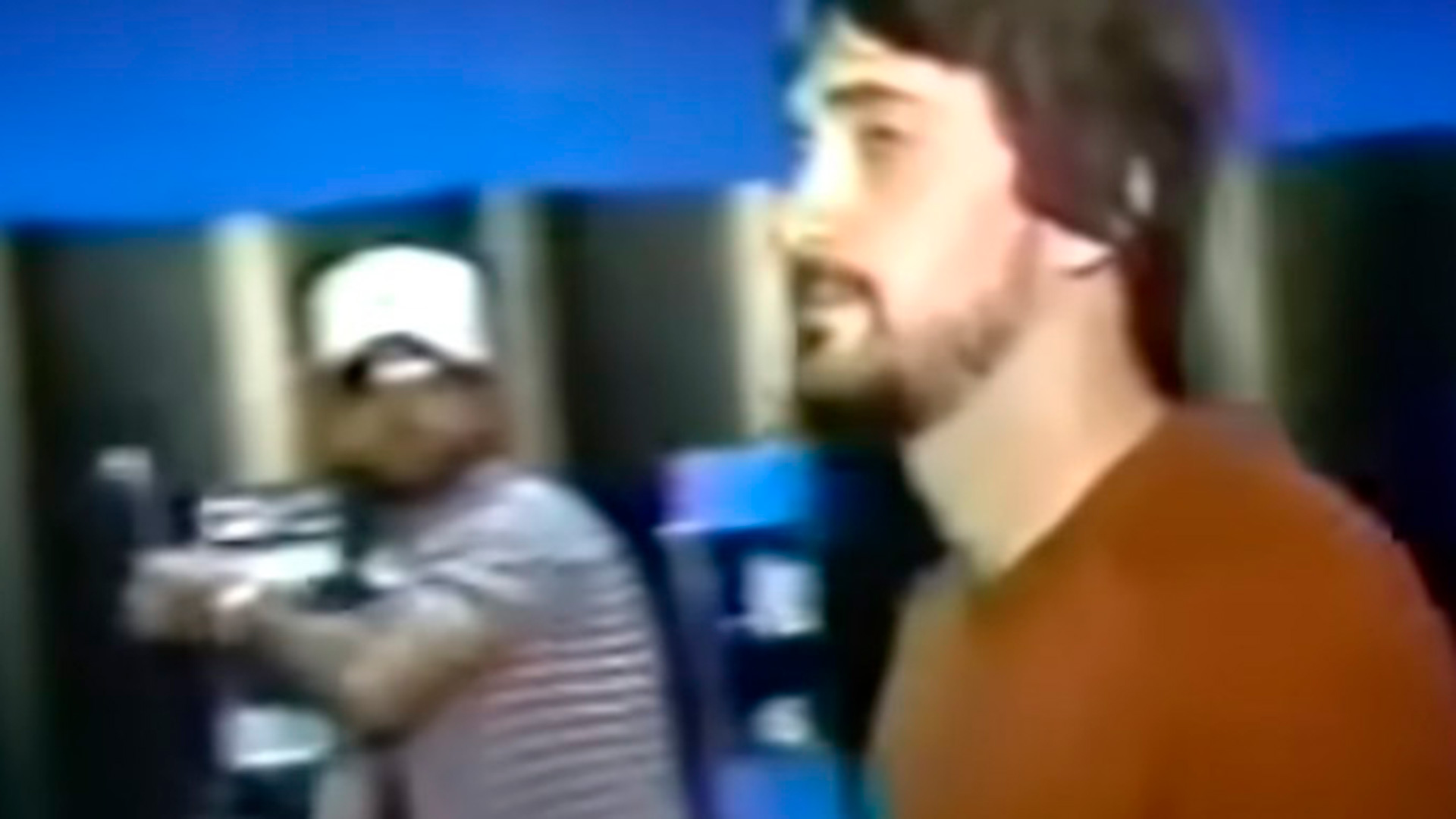 En esta imagen Gary segundos antes de disparar sobre el abusador de su hijo Jody (captura de tv)