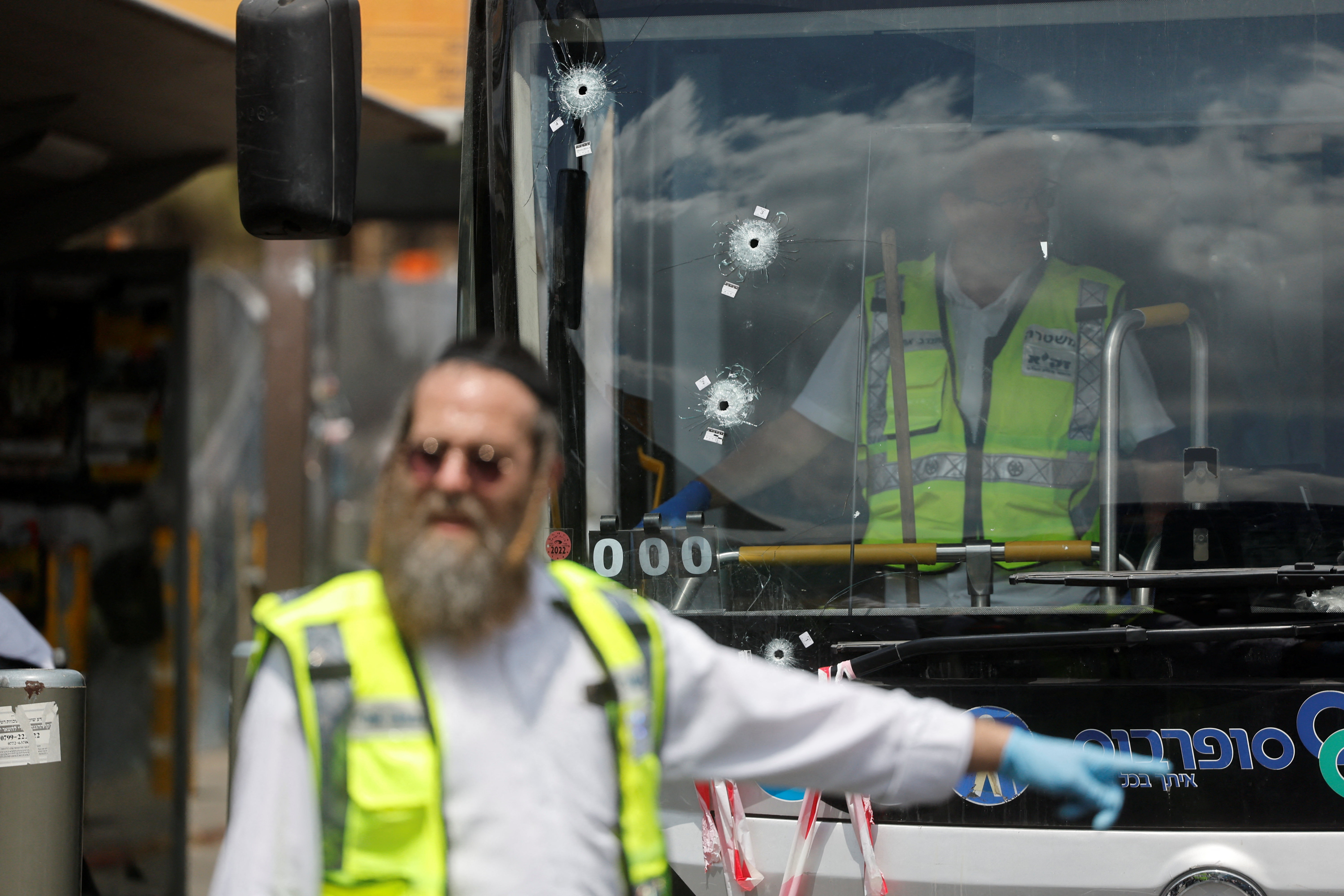 Emboscada, disparos, caos y huida: cómo fue el ataque terrorista que dejó al menos seis muertos en Jerusalén