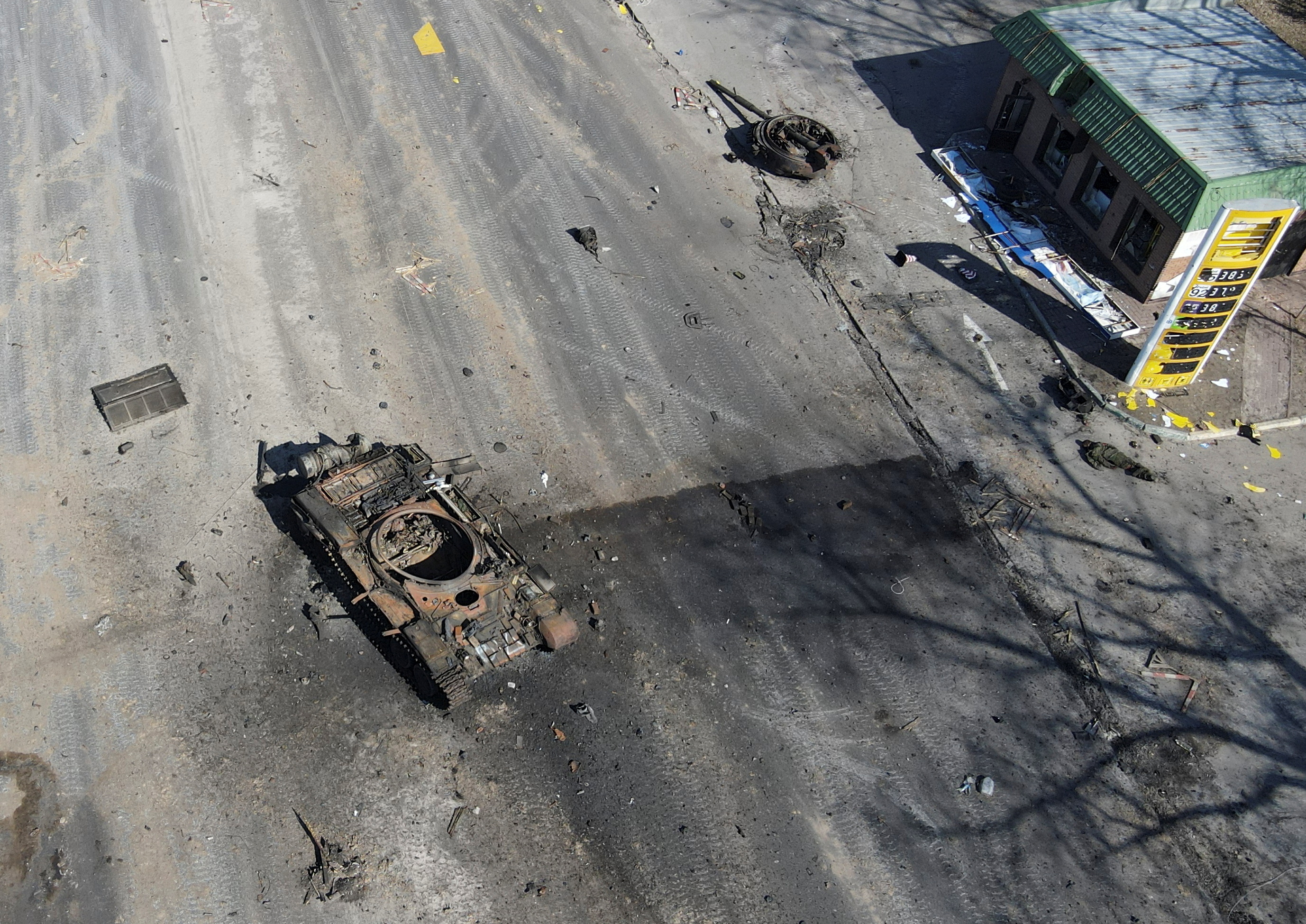 Un tanque ruso destruido cerca de Kiev (Press service of the Ukrainian Ground Forces/Handout via REUTERS)