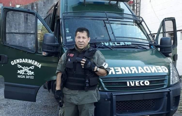 Godoy de uniforme.