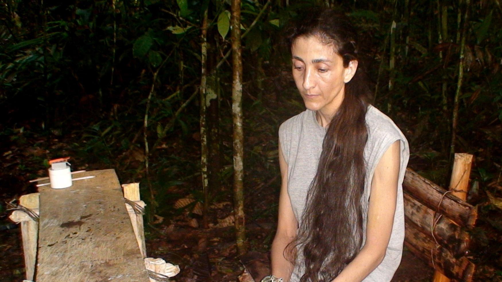 La ex candidata presidencial Ingrid Betancourt durante el su cautiverio en la selva en 2002, cuando fue secuestrada por la guerrilla de las FARC