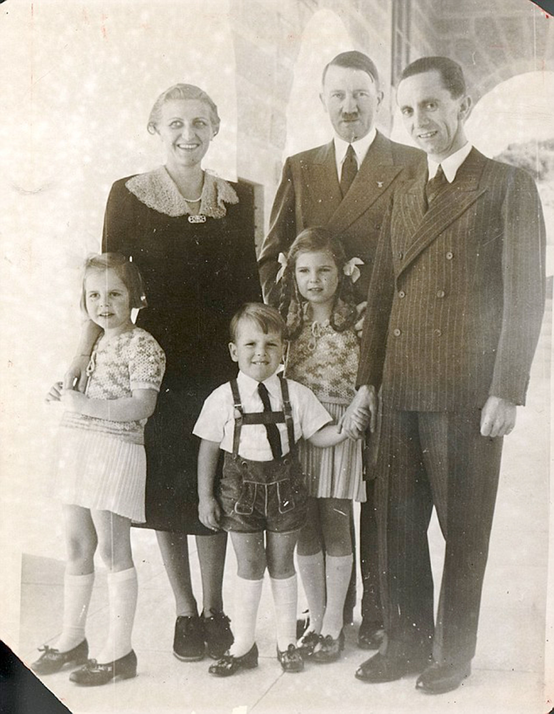 Joseph Goebbels junto a Adolf Hitler y su secretaria Brunhilde Pomsel y los niños
