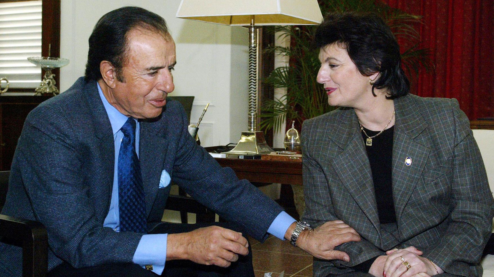 Carlos Menem junto Kelly Olmos, apoyando su candidatura para la Jefatura de Gobierno de la Ciudad de Buenos Aires en 2002 (Foto: NA/Miguel Méndez)