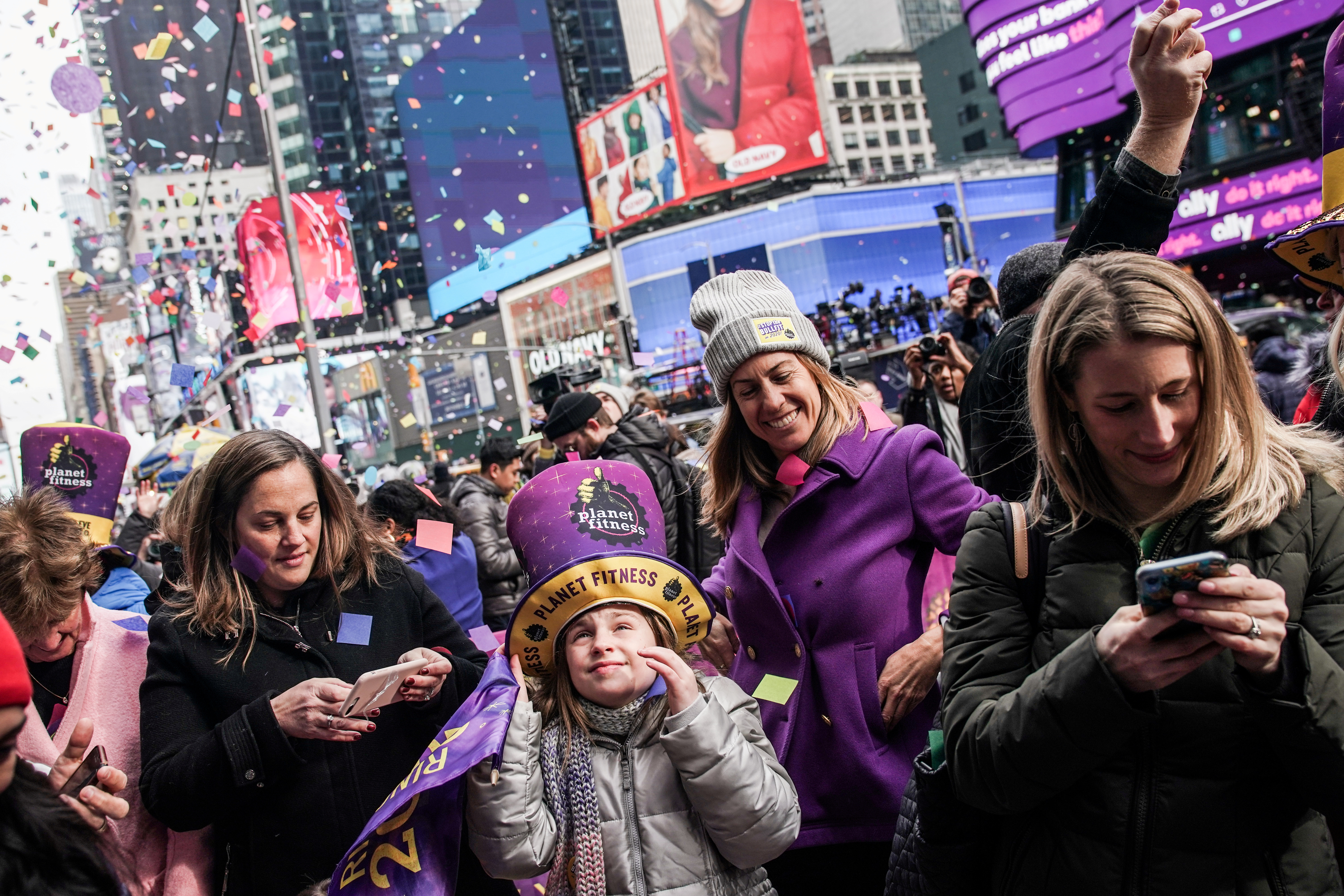 En el Times Square el 31 de diciembre a medianoche la tradición es juntarse para ver la caída de la esfera (Reuters)