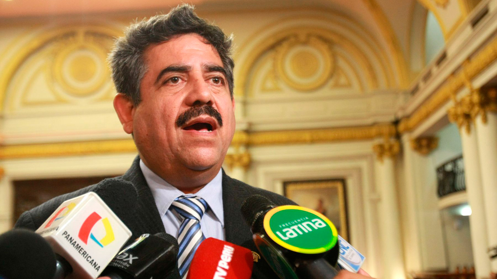 Manuel Merino asumirá la presidencia de Perú este martes