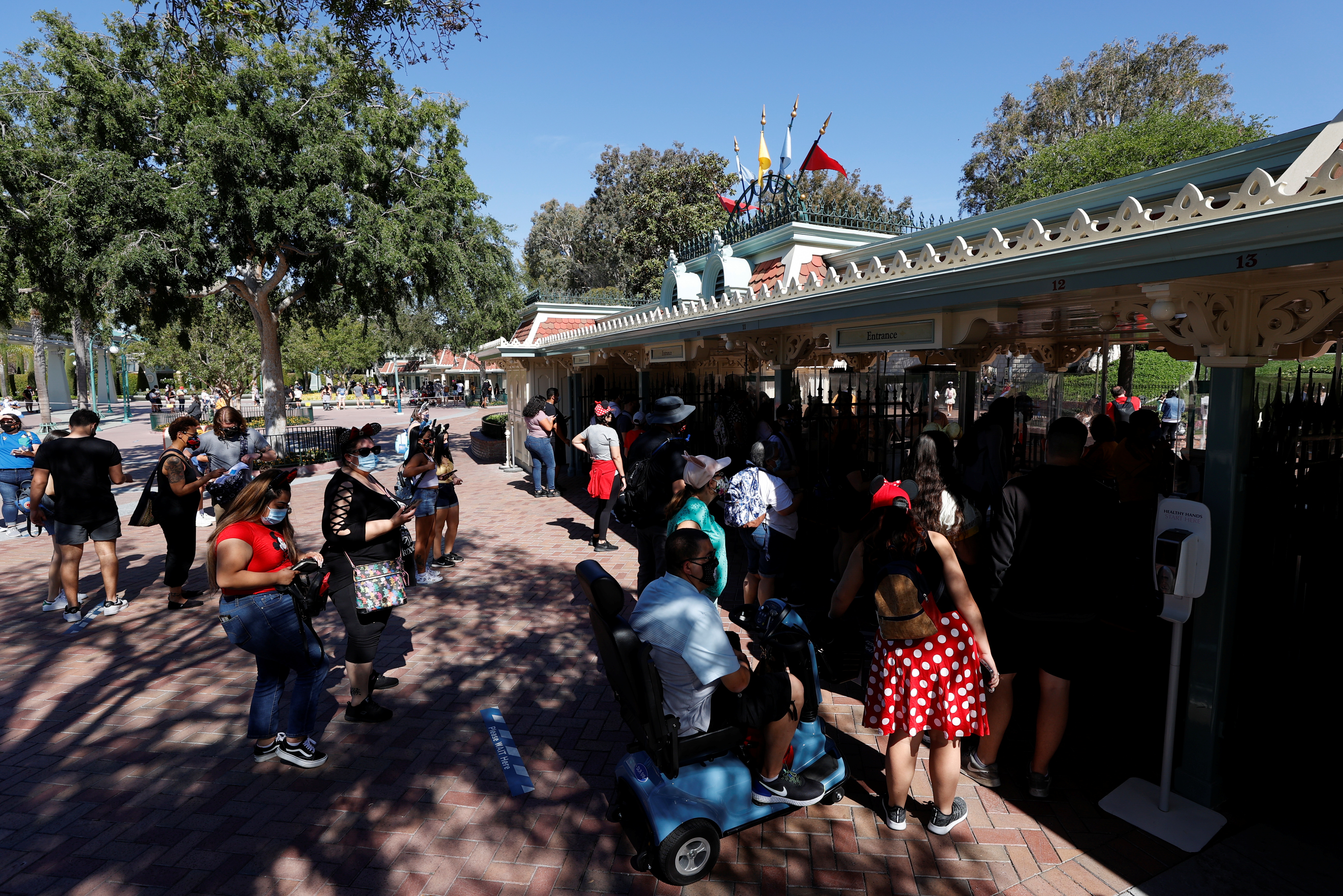 La gente espera para entrar en el parque Disneyland en California en su día de reapertura (REUTERS/Mario Anzuoni)