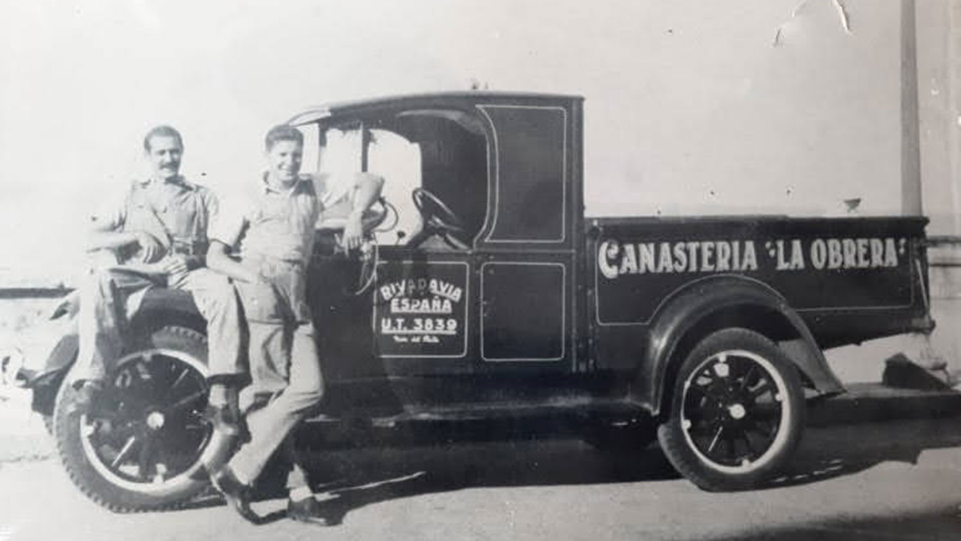 La canastería "La Obrera" fue una empresa fundada en 1938 por Reymundo Cano, un inmigrante español que aprendió el oficio de manera autodidacta