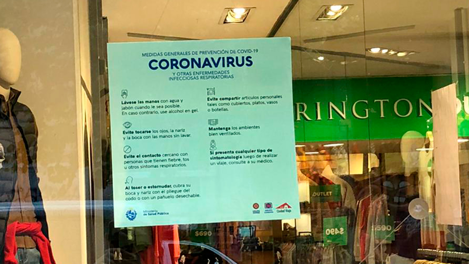 Las medidas de protección para los tiempos de coronavirus, en la vidriera de un comercio (Catalina Weiss)