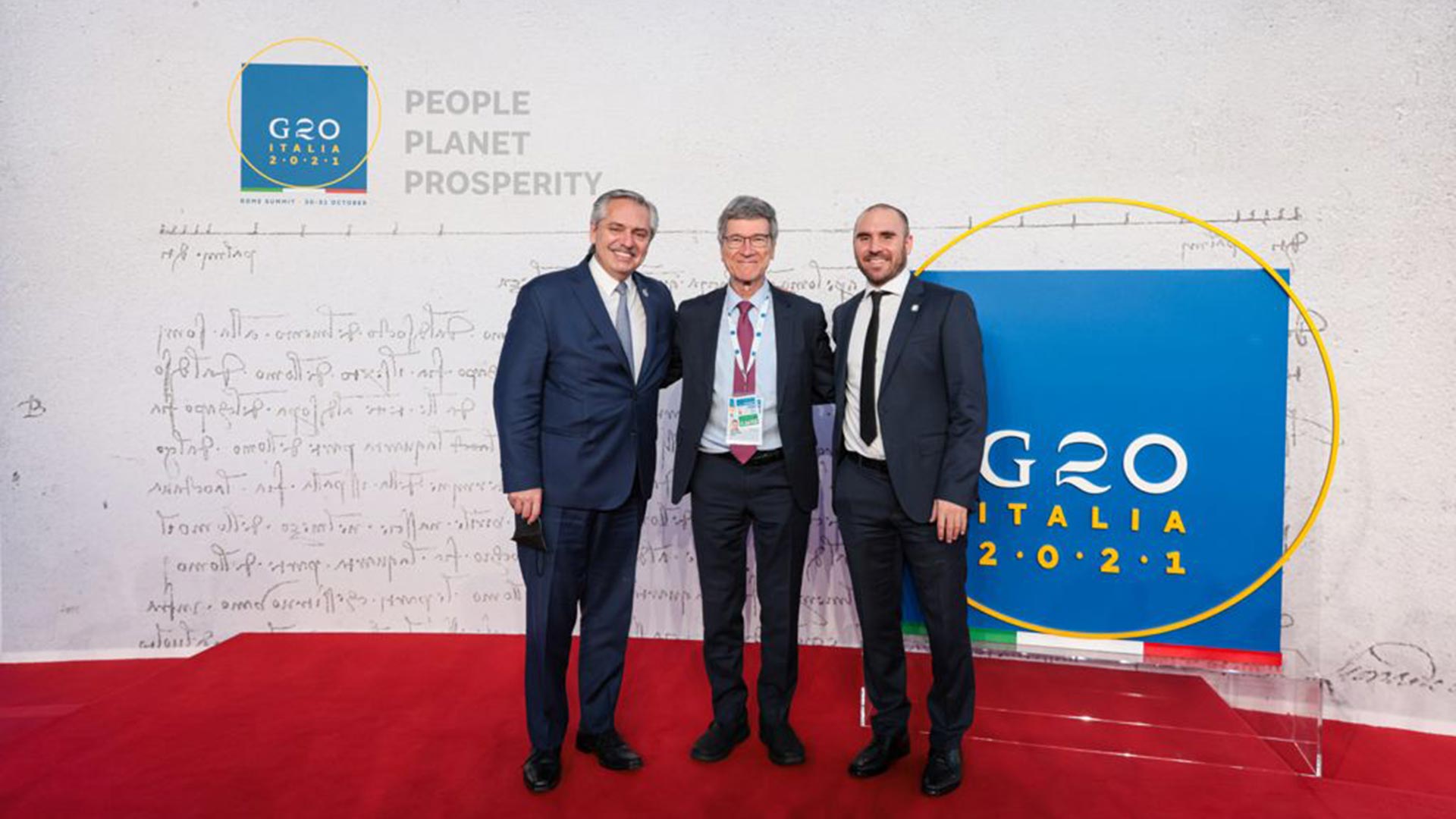 El presidente, Sachs y Guzmán, sonrientes, poco antes de la partida del presidente hacia Glasgow, donde participará de una Cumbre sobre el Cambio Climático