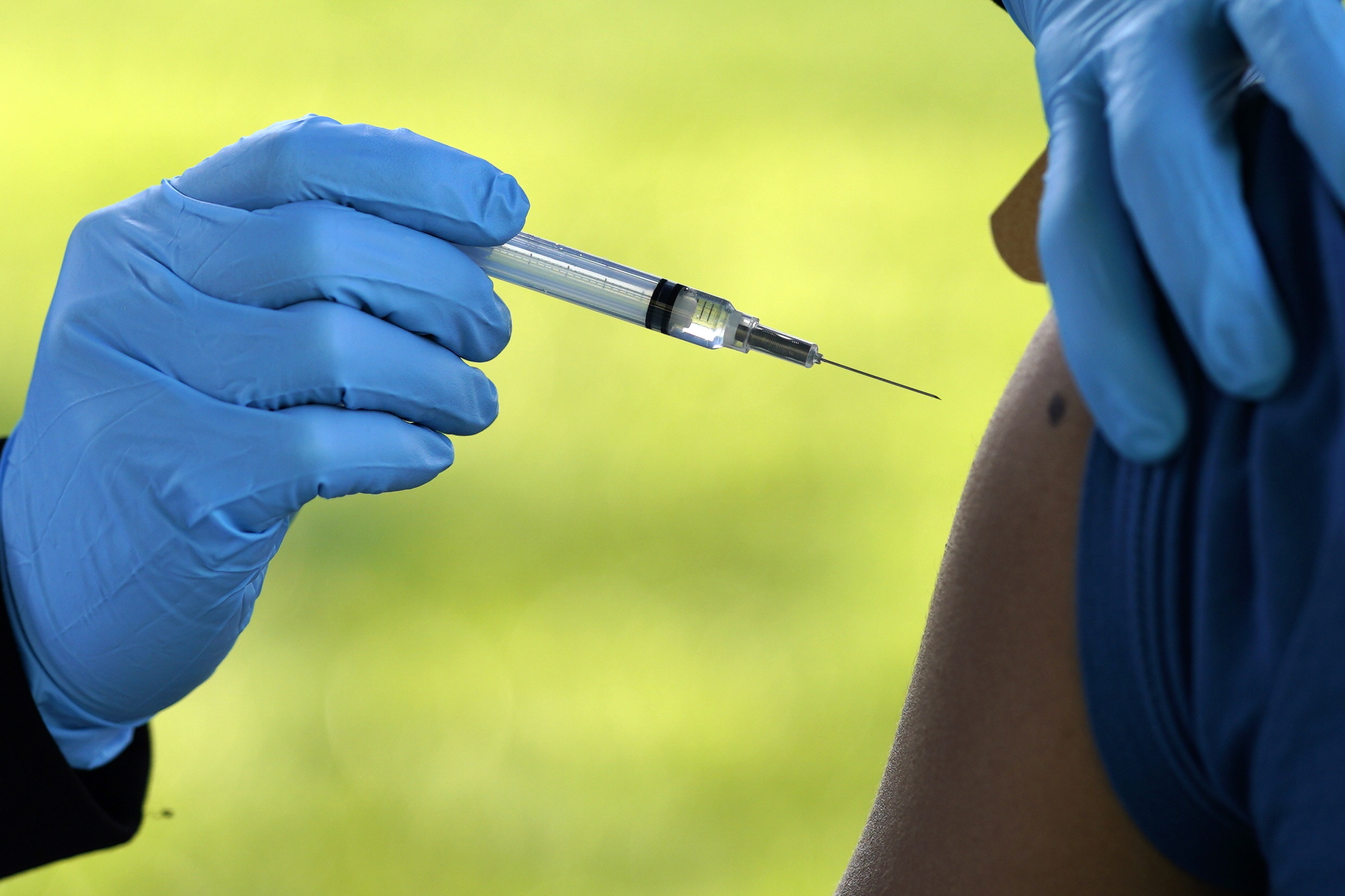 Aproximadamente 17 millones de estadounidenses recibieron la vacuna de J&J contra el COVID-19 (EFE/EPA/WILL OLIVER)