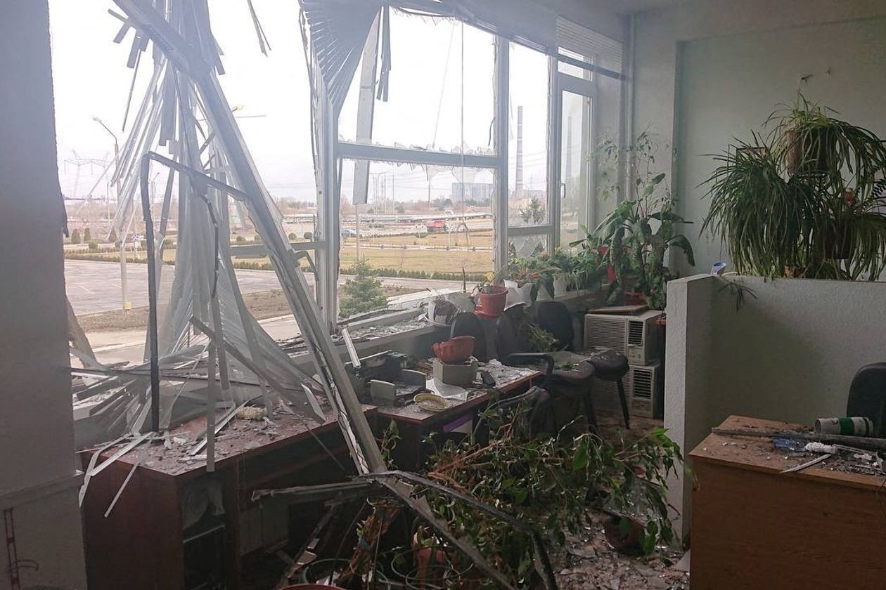 Vista de las oficinas de la planta nuclear de Zaporizhizhia destruidas durante los bombardeos rusos. (Energoatom/vía REUTERS) 