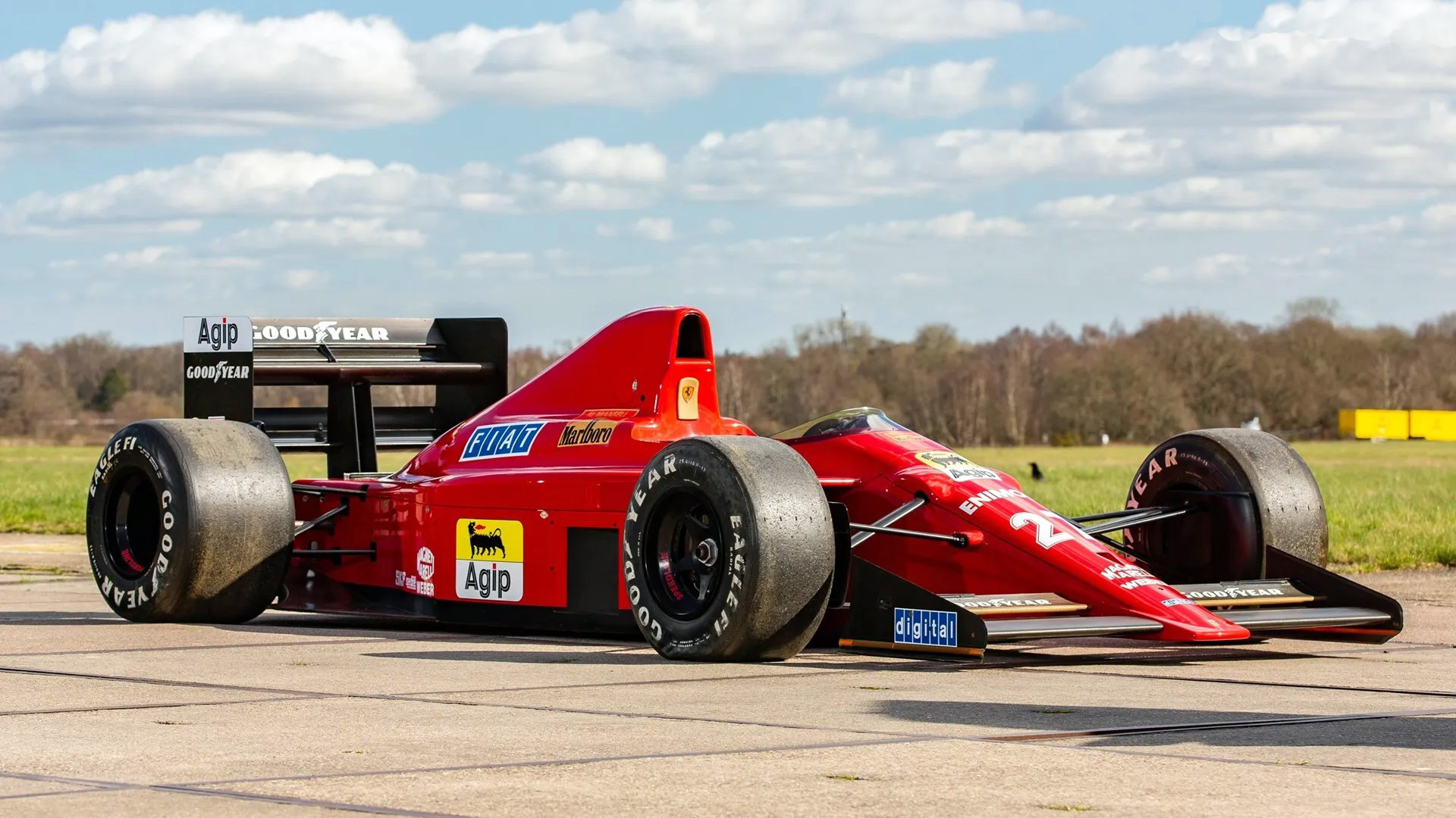 La Ferrari 640 de 1989 fue un auto revolucionario por ser el primero con cambios detrás del volante, pero a la vez, fue el último F1 con tanques de combustibles laterales