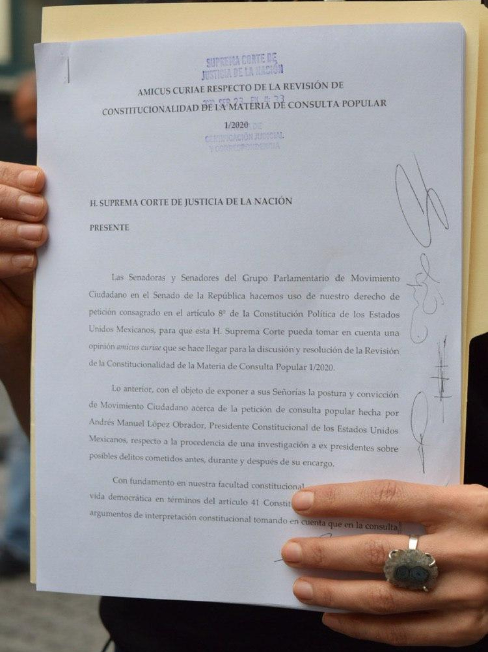 Un detalle del amicus curiae presentado ante la SCJN por parte del grupo parlamentario senatorial de MC (Foto: Cortesía Movimiento Ciudadano)