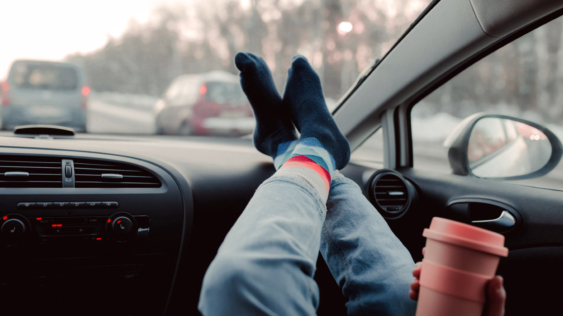 Una muy mala práctica es la de llevar los pies sobre el tablero. En caso de abrirse el airbag, las consecuencias pueden ser fatales por el impacto de las rodillas en la cara y torso