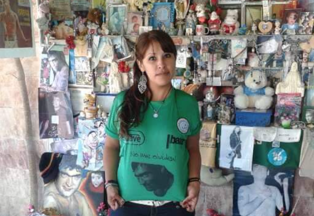 Silvia con una camiseta de Belgrano de Córdoba, el club del que "El Potro" era fanático