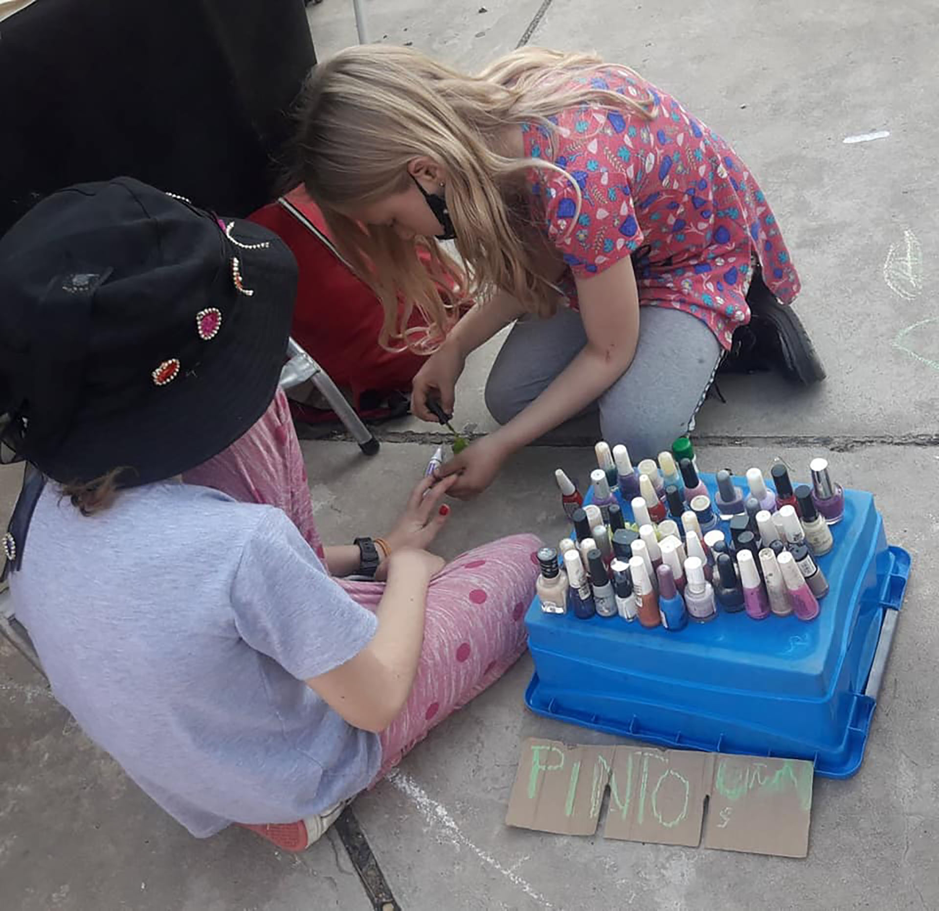 Zoe pintando uñas