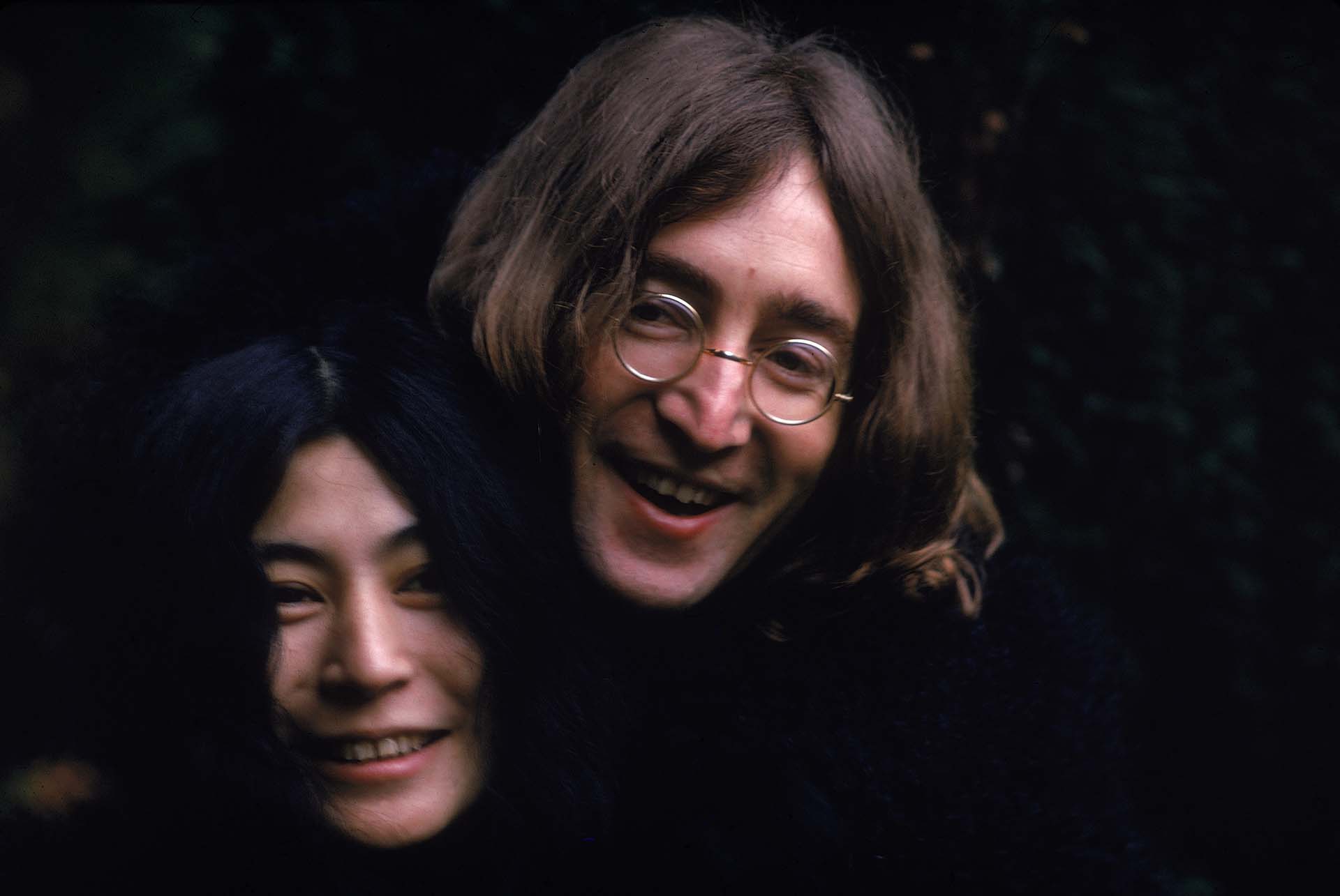 John Lennon y Yoko Ono. La artista japonesa pagó muy caro el amor por el beatle. Se conocieron cuando ambos estaban casados, y su marido escapó con la hija de ambos, a quien ella no pudo ver por 23 años (Susan Wood/Getty Images)  