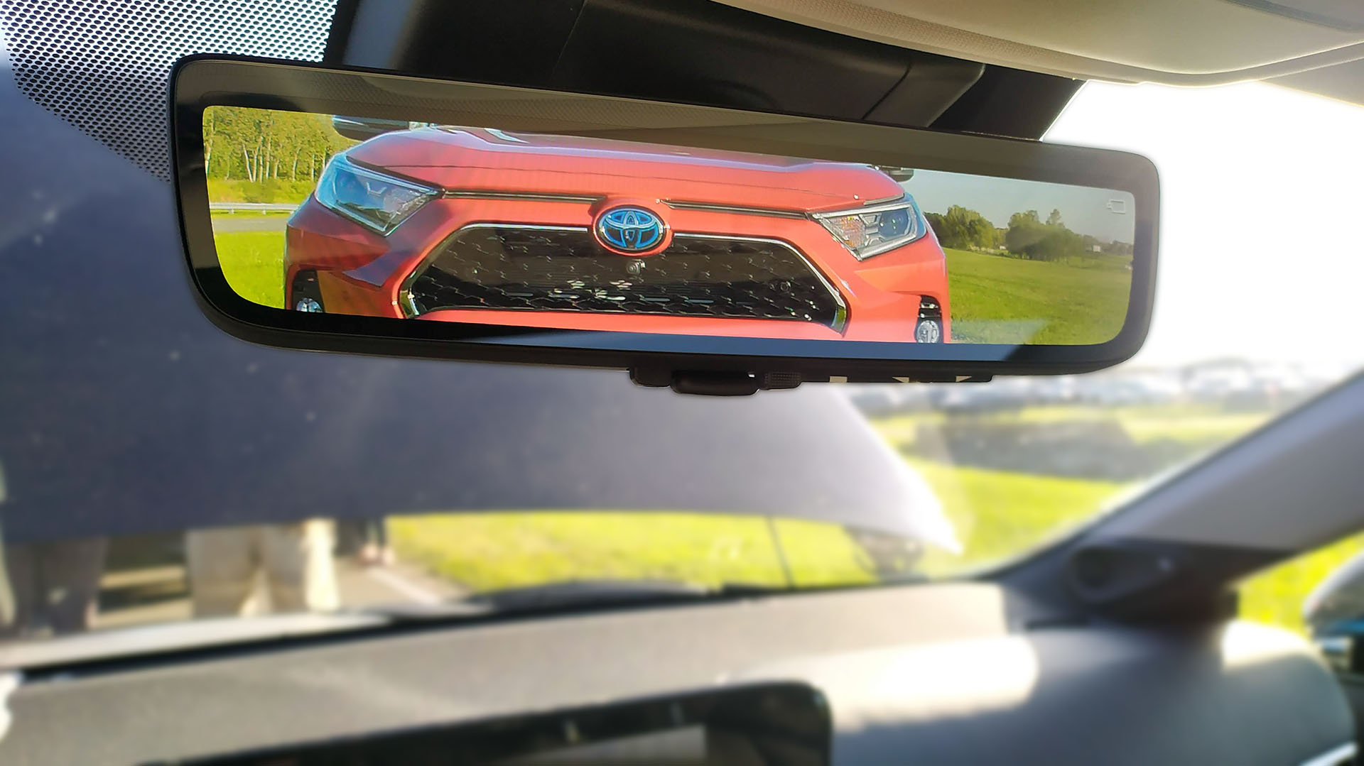 El Toyota Mirai reemplaza un espejo por una pantalla en la posición convencional del espejo interior
