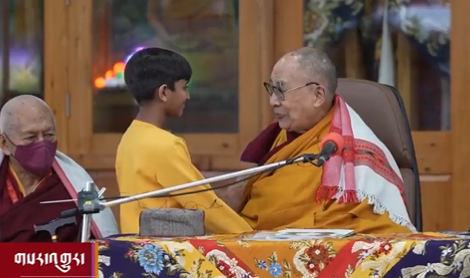 El Dalai Lama protagoniza un polémico video en el que besa a un niño en la boca en forma pública.