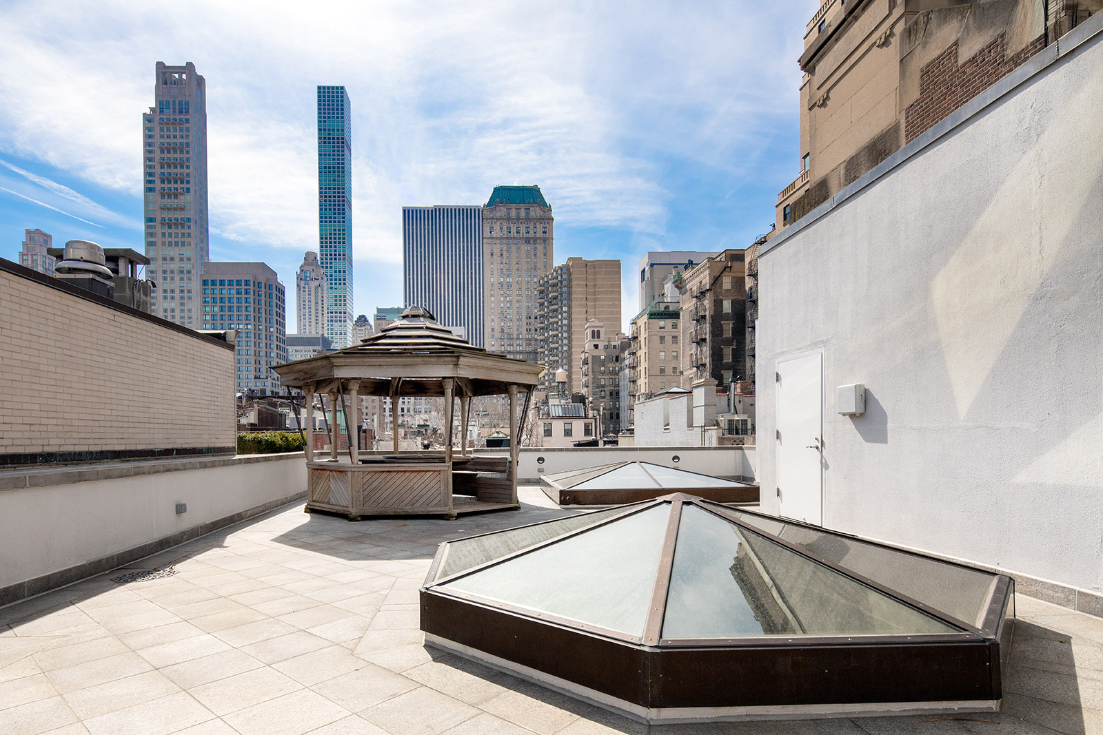 La terraza de la azotea cuenta con un mirador y ofrece una vista del horizonte del centro de Manhattan
