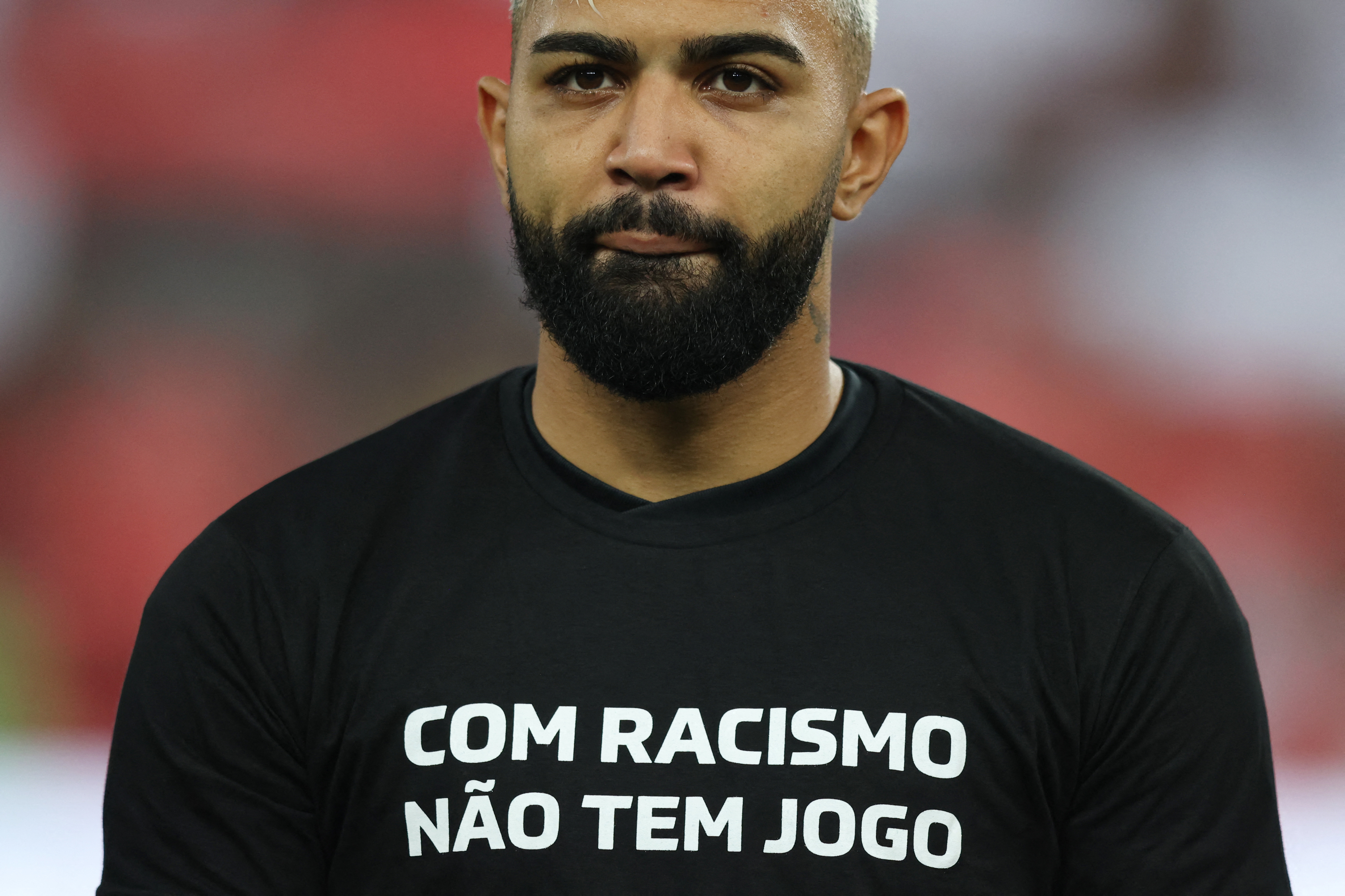 Gabriel Barbosa con una remera contra el racismo (REUTERS/Sergio Moraes)