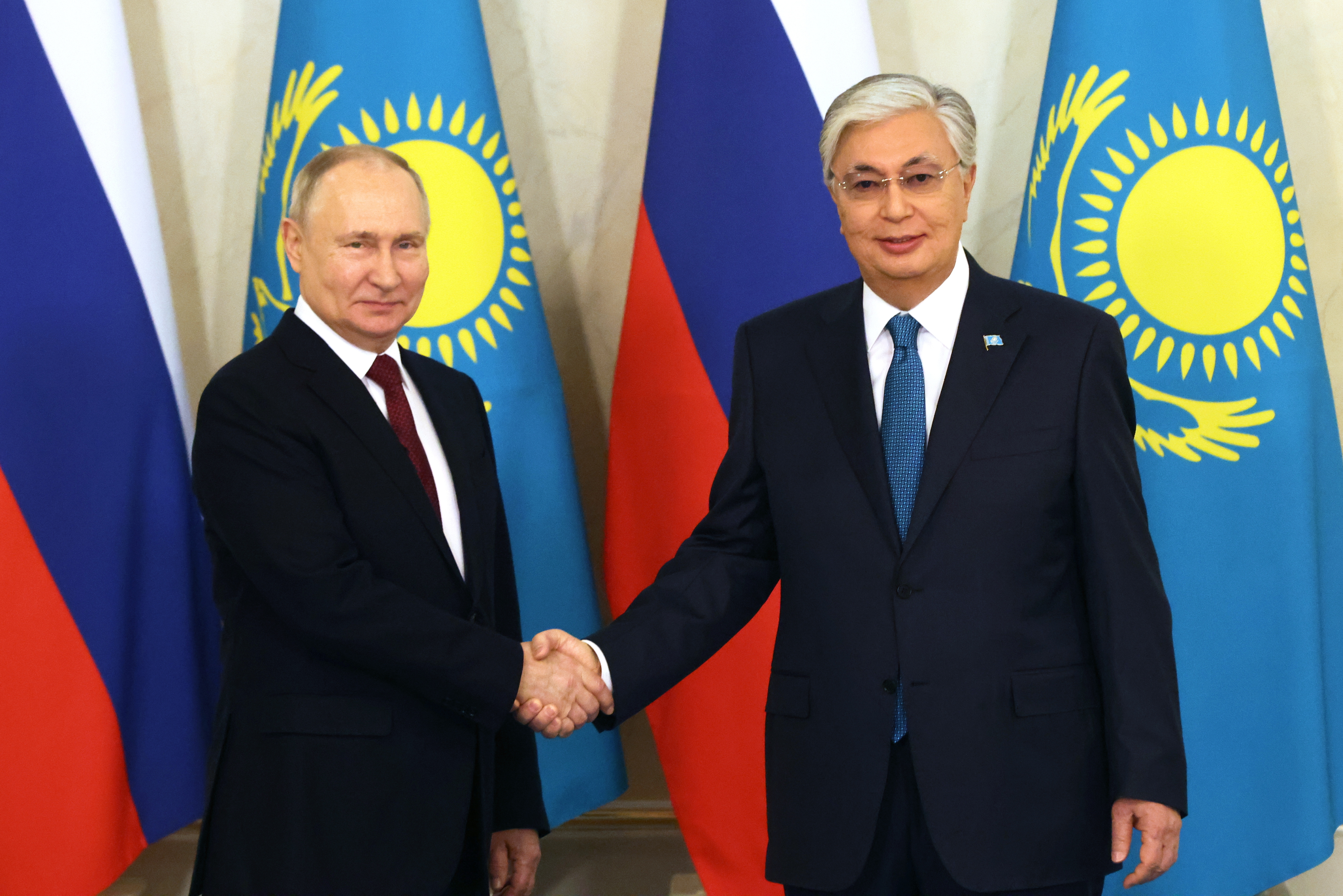 El presidente de Kazajistán pidió "congelar" el conflicto en Ucrania durante una reunión con Vladimir Putin 